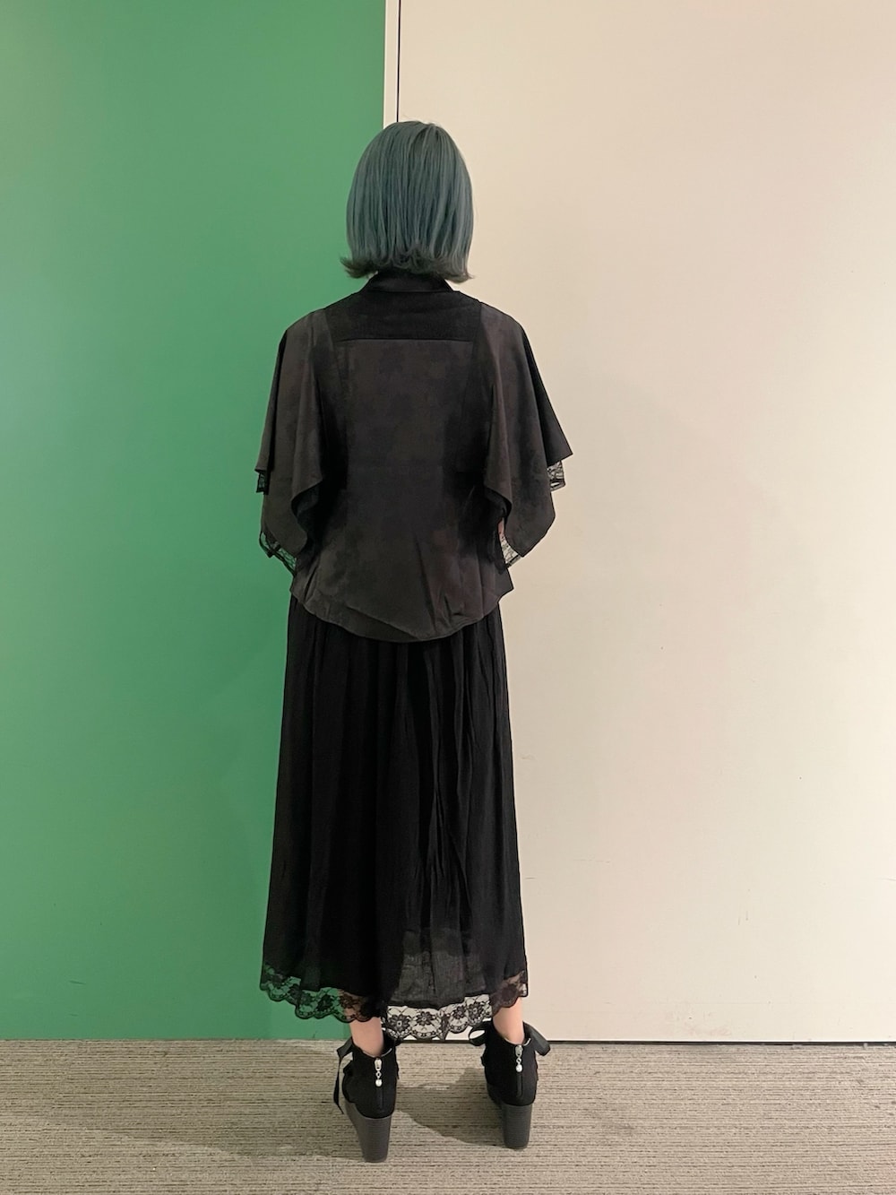 「ワイドパンツ、サンダル、axes femme、axes femme POETIQUE、モノトーン、モノトーンコーデ、30代コーデ、30代ママ、チャイナシャツ、楊柳パンツ」｜「axes femme POETIQUEのダブルクロスカップ付インナー（キャミソール、ホワイト系）」を使った、sach1さん（レディース・166cm）の春コーディネートの4枚目の写真