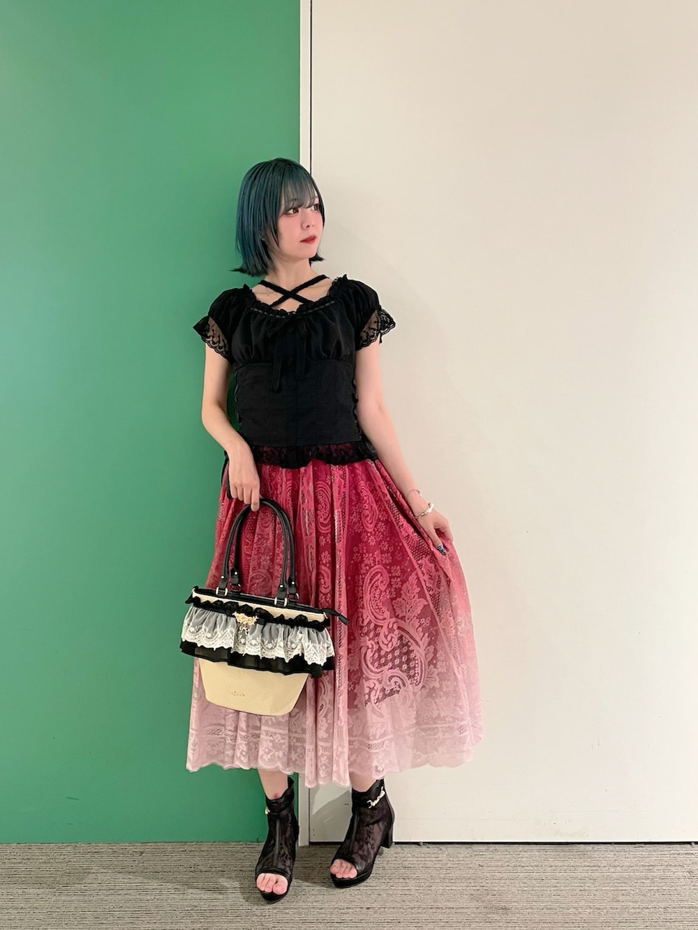 「サンダル、axes femme、カタログ掲載アイテム_axes femme、大人コーデ、ロングスカート、30代コーデ、フェミニンコーデ、30代ファッション、30代ママ、グラデーション」｜「axes femmeのカップ付きストラップタンク（タンクトップ、ブラック系）」を使った、sach1さん（レディース・166cm）の春コーディネートの2枚目の写真