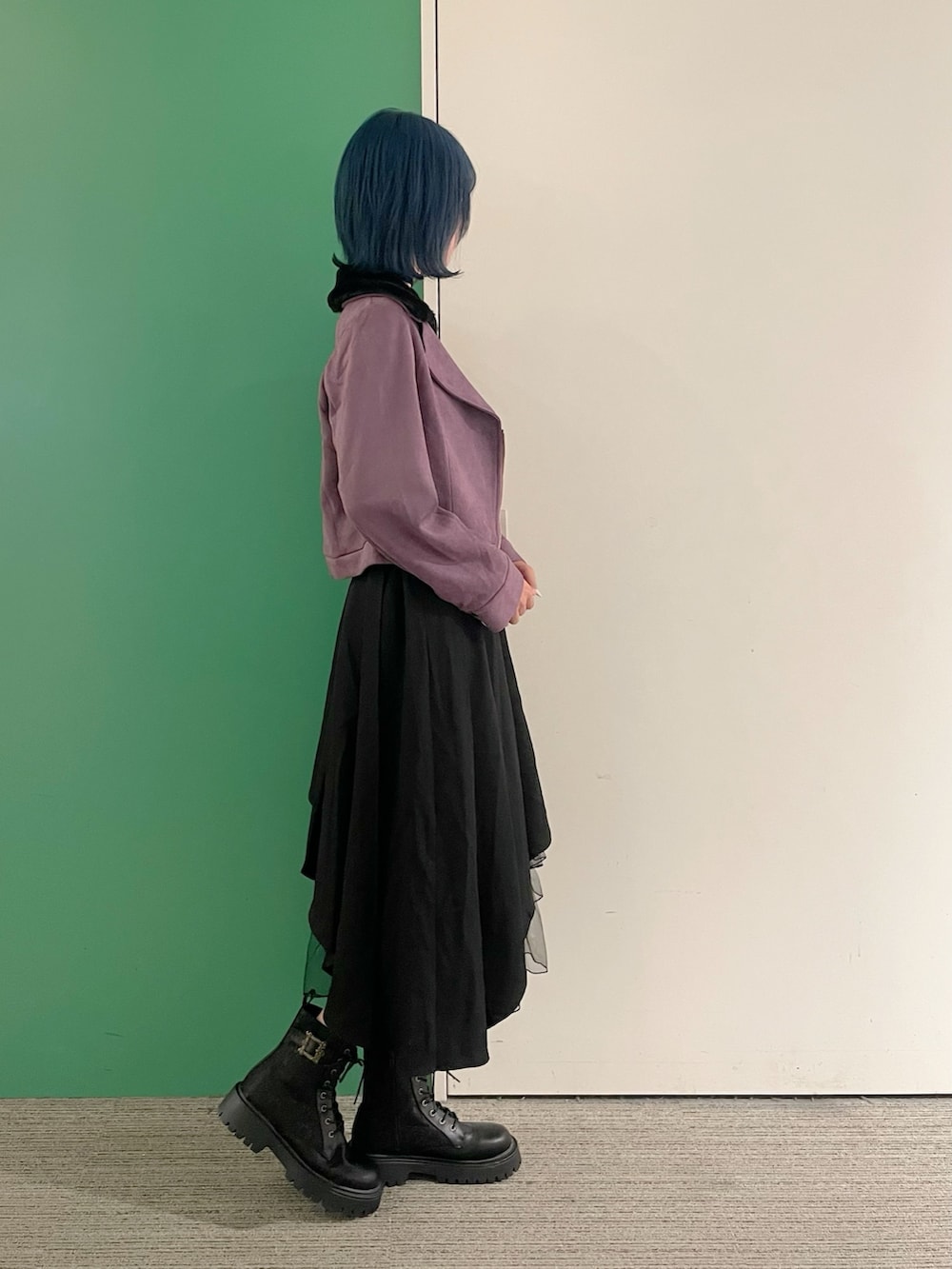 ホワイト系のキャミソール、パープル系のダッフルコート、ブラック系のスカートを着用したレディースの秋コーディネートの7枚目の写真