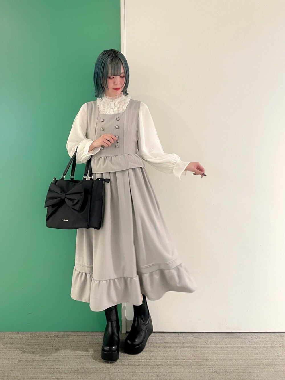 「春コーデ、春めき満開コーデ、axes femme、春カラー、大人ファッション、30代コーデ、30代ファッション、30代ママ、ロングワンピース、ロング丈」｜「axes femmeのＷ釦ペプラムドッキングジャンパースカート（ジャンパースカート、グレー系）」を使った、sach1さん（骨格ナチュラル・レディース・166cm）の春コーディネートの3枚目の写真