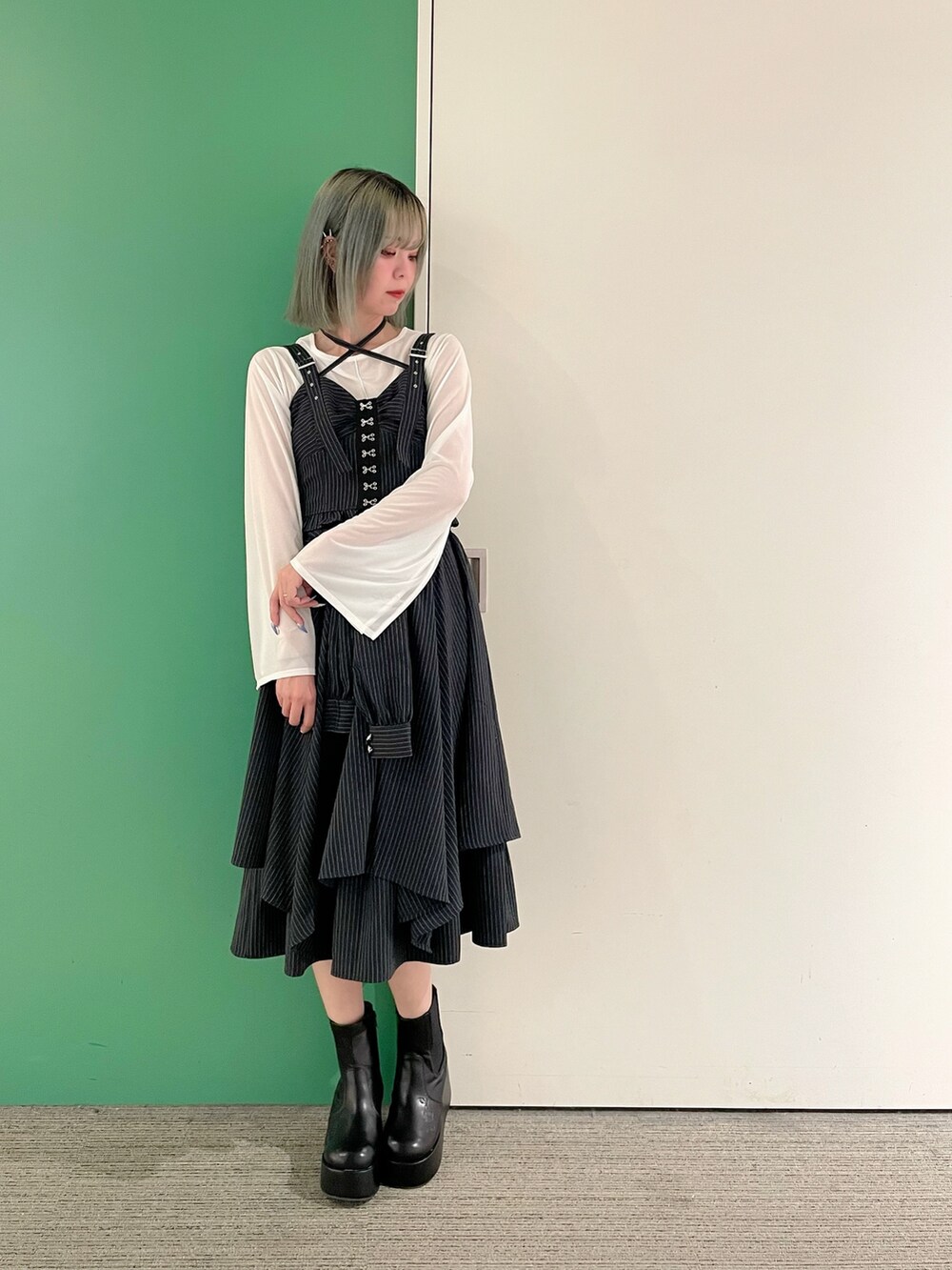 「axes femme、春、オトナ女子、キレイめコーデ、ラフコーデ、キレイめカジュアル、スカートスタイル、ストライプ、30代コーデ、30代ファッション、30代ママ、セットアップ」｜「axes femmeのコルセット風デザインビスチェ（ベスト、ブルー系）」を使った、sach1さん（骨格ナチュラル・レディース・166cm）の春コーディネートの2枚目の写真