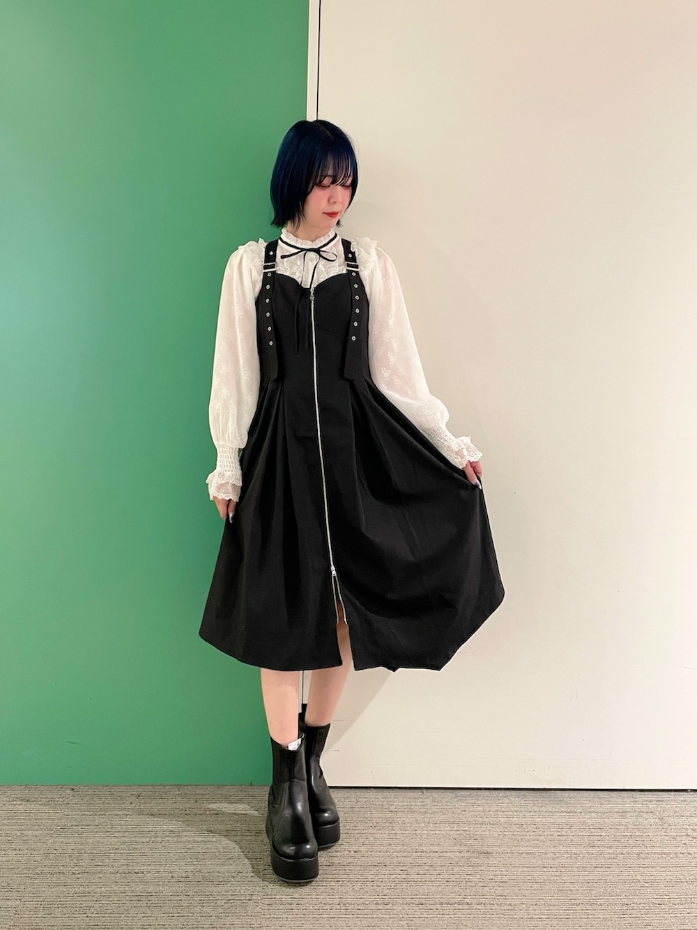 「axes femme、シンプル・ベーシック、ワンピーススタイル、大人かわいい、30代コーデ、30代ファッション、30代ママ、モノトーン、モノトーンコーデ」｜「axes femmeのレース×シフォンフリルブラウス（シャツ/ブラウス、ホワイト系）」を使った、sach1さん（骨格ナチュラル・レディース・166cm）の春コーディネートの2枚目の写真