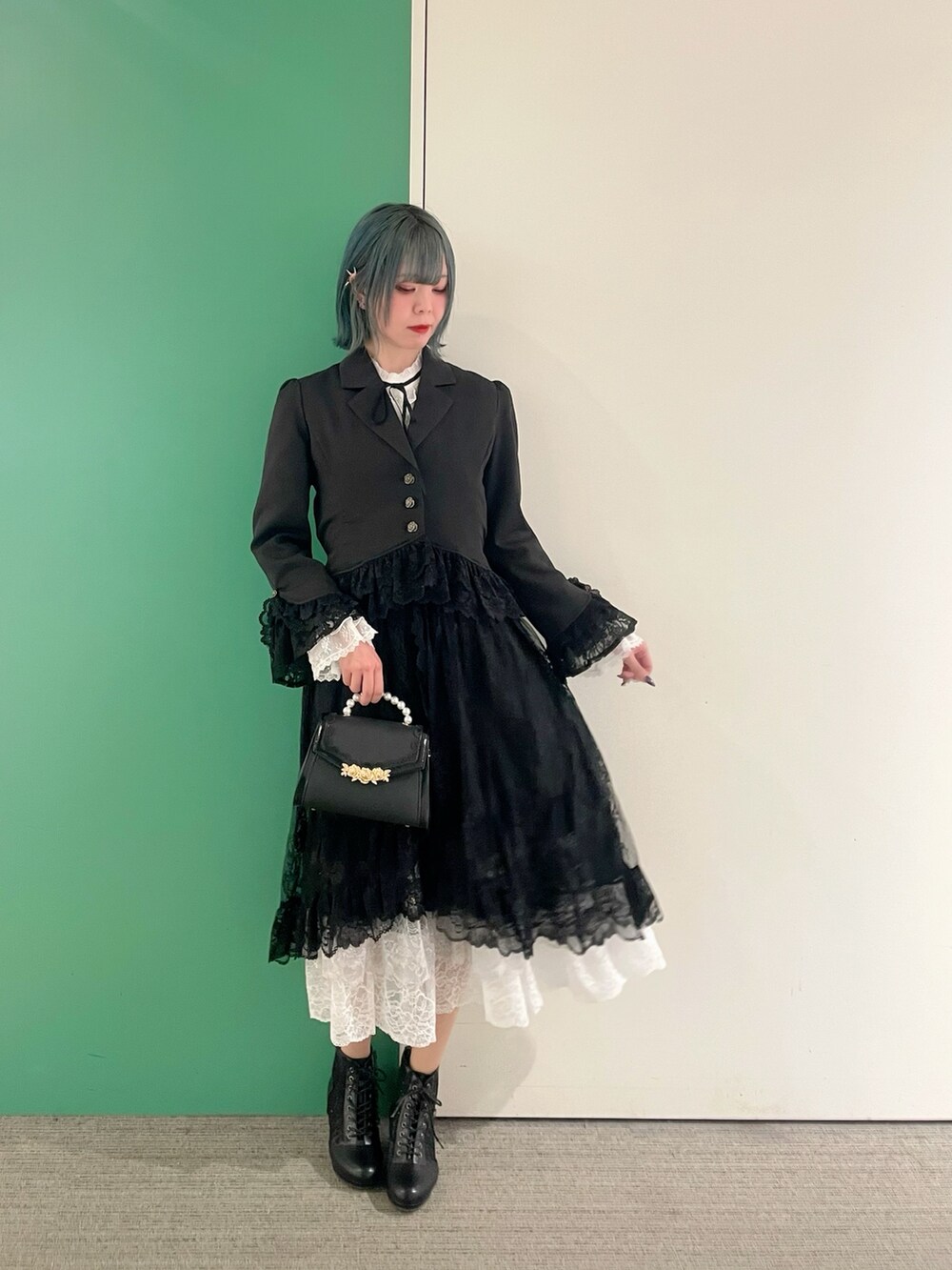 「ジャケット、春コーデ、axes femme、大人可愛い、春服コーデ、大人コーデ、春、モノトーンコーデ、30代コーデ、30代ファッション、30代ママ、ジャケットコーデ、ジャケット 、ジャケットスタイル」｜「axes femmeのレース×シフォンフリルブラウス（シャツ/ブラウス、ホワイト系）」を使った、sach1さん（骨格ナチュラル・レディース・166cm）の春コーディネートの2枚目の写真