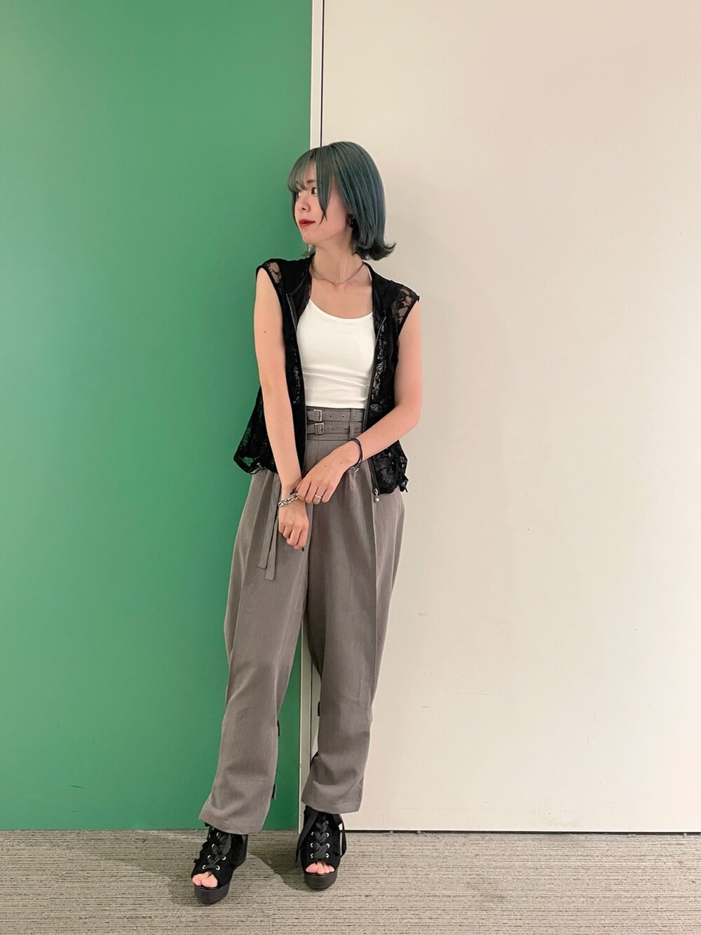 「モノトーン、ワイドパンツ、サンダル、axes femme、axes femme POETIQUE、AXES-X、きれいめコーデ、レイヤードスタイル、キャミソール、30代コーデ、30代ママ、サルエルパンツ」｜「axes femmeのツイストチェーンネックレス（ネックレス、シルバー系）」を使った、sach1さん（レディース・166cm）の春コーディネートの2枚目の写真