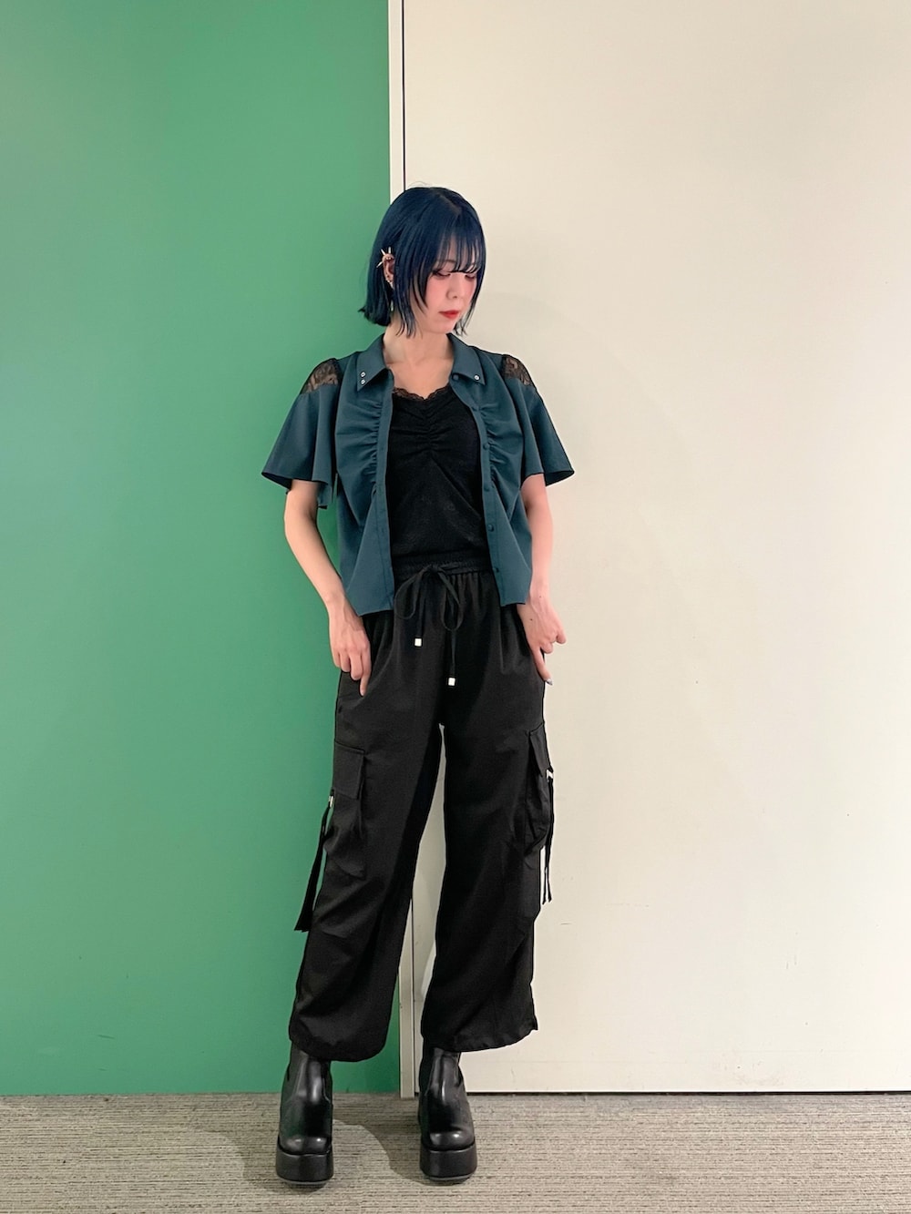 「axes femme、春服コーデ、おでかけコーデ、大人女子、シャツコーデ、30代コーデ、30代ファッション、30代ママ」｜「axes femmeのギャザー×フレアスリーブブラウス（シャツ/ブラウス、グリーン系）」を使った、sach1さん（骨格ナチュラル・レディース・166cm）の春コーディネートの3枚目の写真
