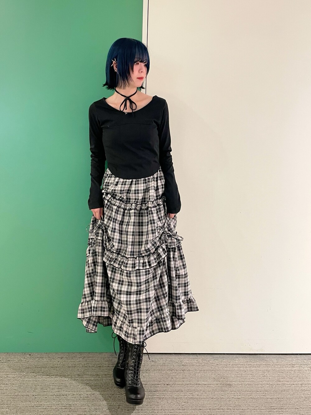 「チェック、axes femme、春ファッション、着回しコーデ、大人カジュアルコーデ、スカートスタイル、30代コーデ、30代ママ、30代ファッション、ゆるコーデ、大人女子、大人可愛い」｜「axes femmeのチョーカー付コルセット風プルオーバー（Tシャツ/カットソー、ブラック系）」を使った、sach1さん（骨格ナチュラル・レディース・166cm）の春コーディネートの2枚目の写真
