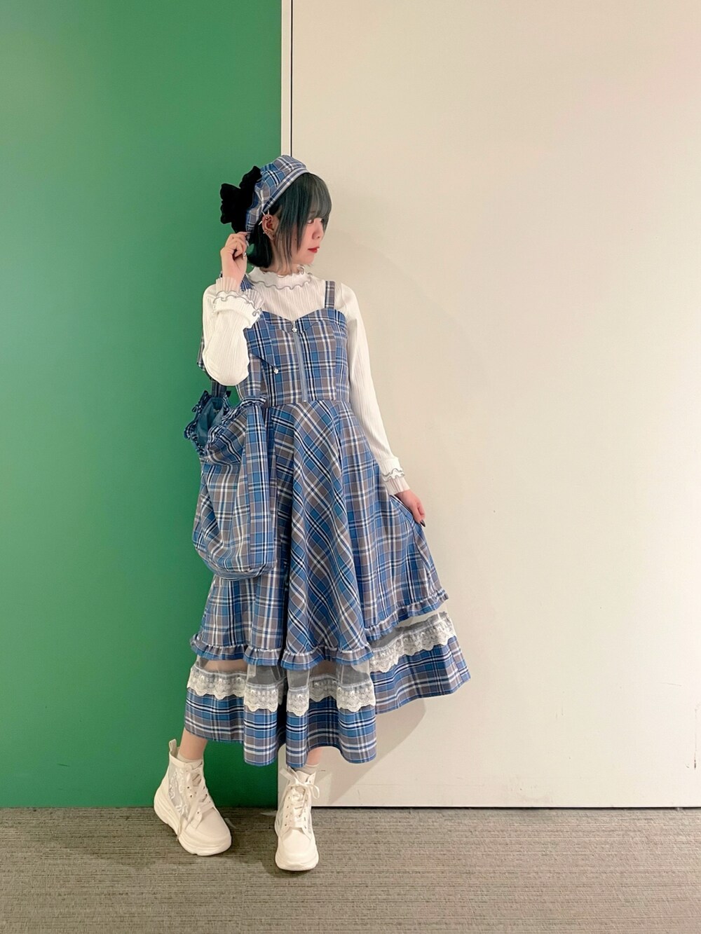 「春コーデ、春めき満開コーデ、axes femme、大人可愛い、春服コーデ、大人コーデ、春、30代コーデ、30代ママ、30代ファッション、チェックワンピース」｜「axes femmeのセンタージップチェックジャンスカ（ジャンパースカート、ブルー系）」を使った、sach1さん（骨格ナチュラル・レディース・166cm）の春コーディネートの2枚目の写真