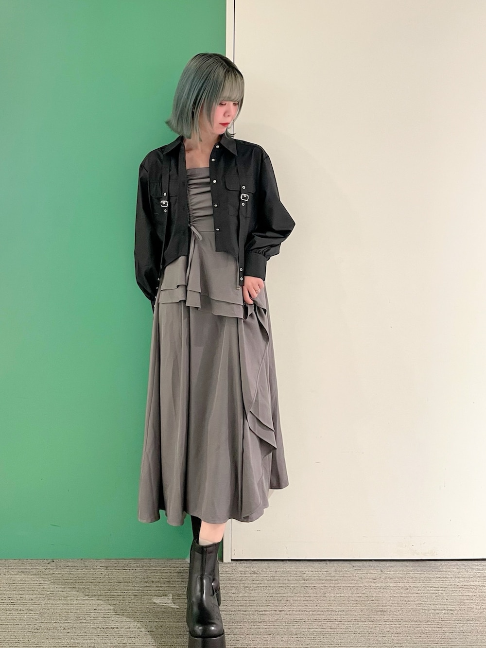 「axes femme、おでかけコーデ、春、シャツコーデ、モノトーン、モノトーンコーデ、モノトーンスタイル、ハトメシャツ、30代コーデ、30代ファッション、30代ママ」｜「axes femmeのハトメ使いショートシャツ（シャツ/ブラウス、ブラック系）」を使った、sach1さん（骨格ナチュラル・レディース・166cm）の春コーディネートの2枚目の写真