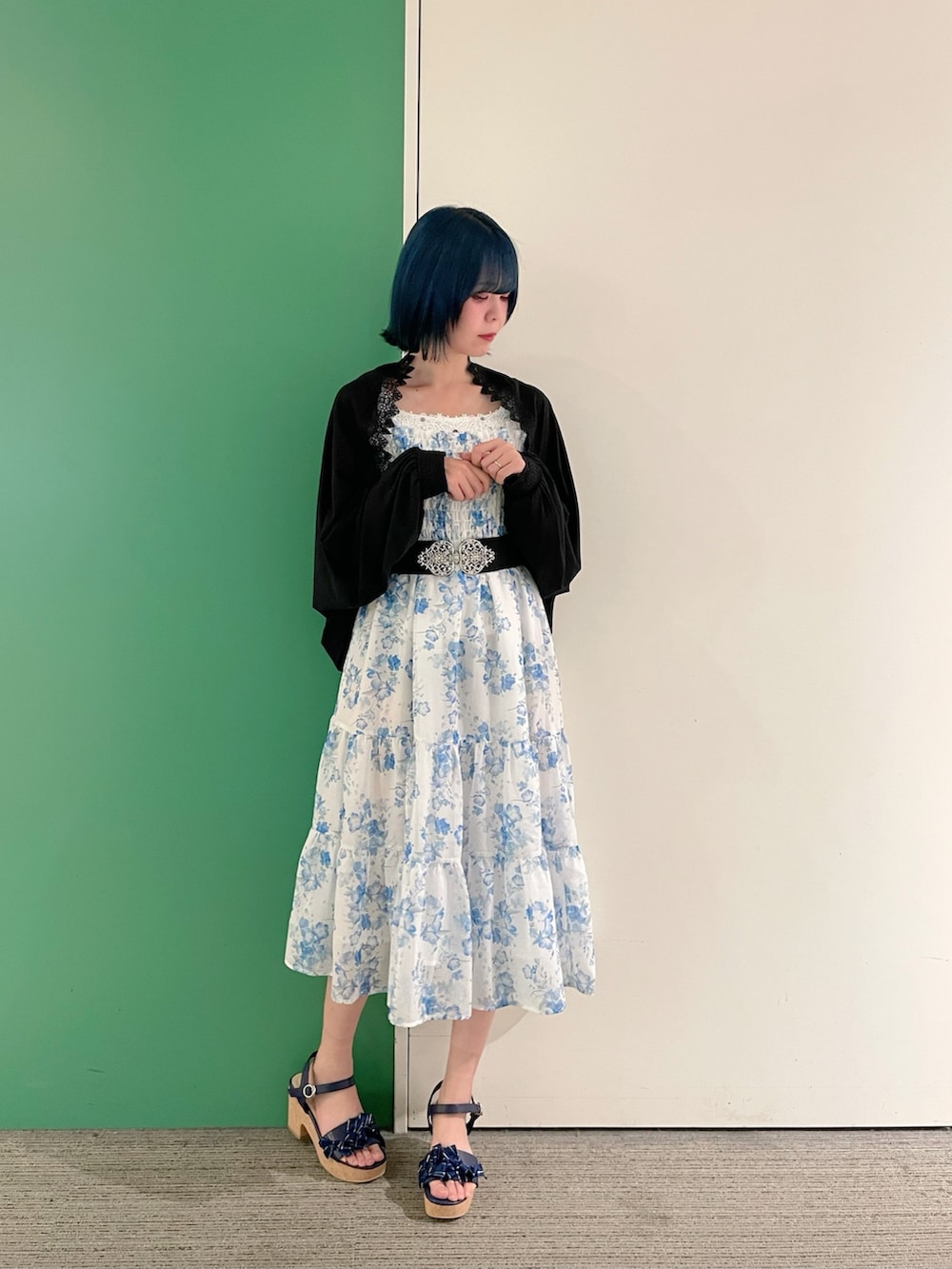 「axes femme、初夏コーデ、おでかけコーデ、オトナ女子、休日スタイル、大人ファッション、夏コーデ、ワンピーススタイル、ワンピースコーデ、30代コーデ、30代ファッション、30代ママ」｜「axes femmeのバラ釦付ＵＶ２ＷＡＹストール（ストール/ショール、ブラック系）」を使った、sach1さん（骨格ナチュラル・レディース・166cm）の春コーディネートの2枚目の写真