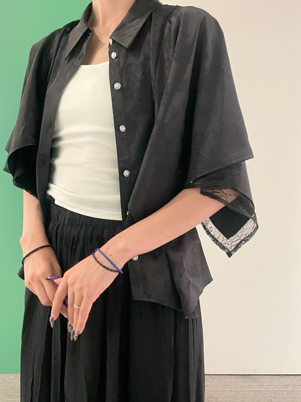 「ワイドパンツ、サンダル、axes femme、axes femme POETIQUE、モノトーン、モノトーンコーデ、30代コーデ、30代ママ、チャイナシャツ、楊柳パンツ」｜「axes femme POETIQUEのダブルクロスカップ付インナー（キャミソール、ホワイト系）」を使った、sach1さん（レディース・166cm）の春コーディネートの2枚目の写真