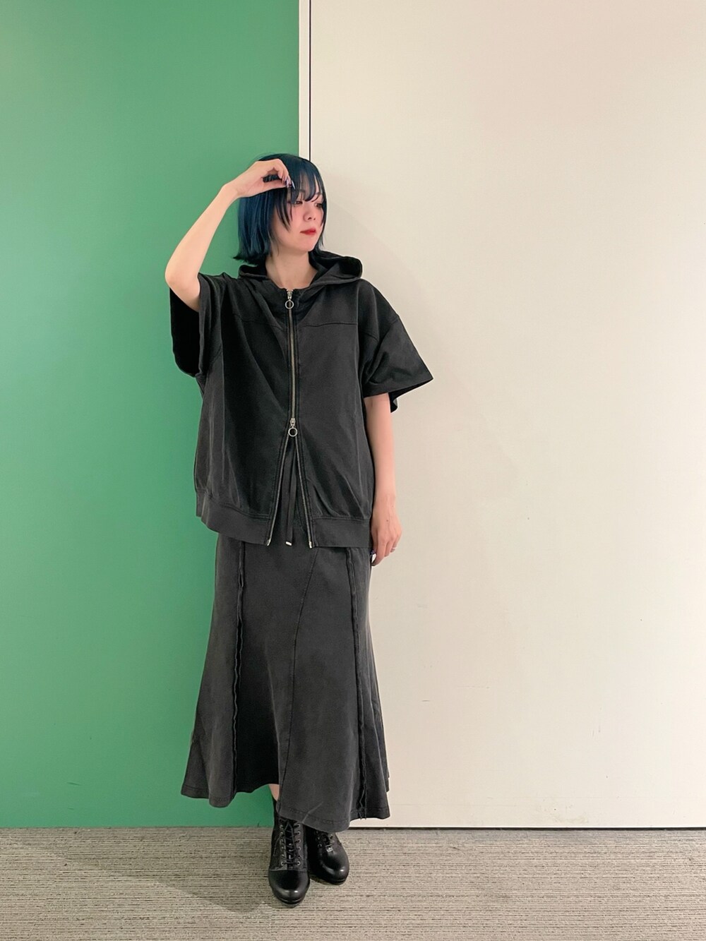 「セットアップ、axes femme、夏コーデ、ゆるシルエット、大人可愛い、高身長女子、楽チンコーデ、カジュアルスタイル、30代コーデ、30代ファッション、30代ママ、スウェット、スウェットコーデ」｜「axes femmeのチュールレースアップブーツ（ブーツ、ブラック系）」を使った、sach1さん（レディース・166cm）の春コーディネートの3枚目の写真
