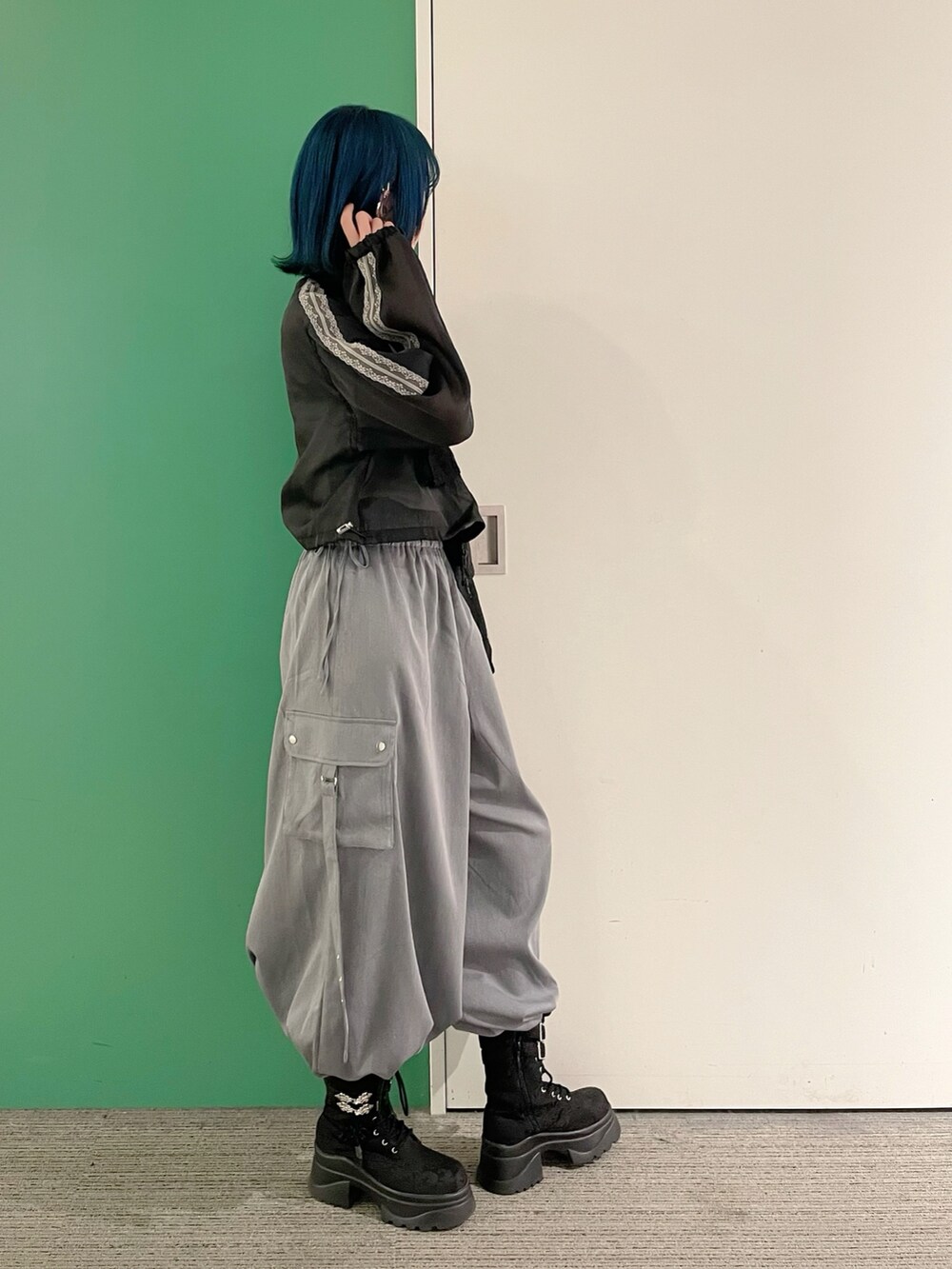 「axes femme、ゆるシルエット、高身長女子、ストリート、楽チンコーデ、カジュアルスタイル、30代コーデ、シアー、トラックジャケット、30代ファッション、30代ママ、カーゴパンツ、カーゴパンツコーデ」｜「axes femmeのシアートラックジャケット（ブルゾン、ブラック系）」を使った、sach1さん（レディース・166cm）の春コーディネートの3枚目の写真