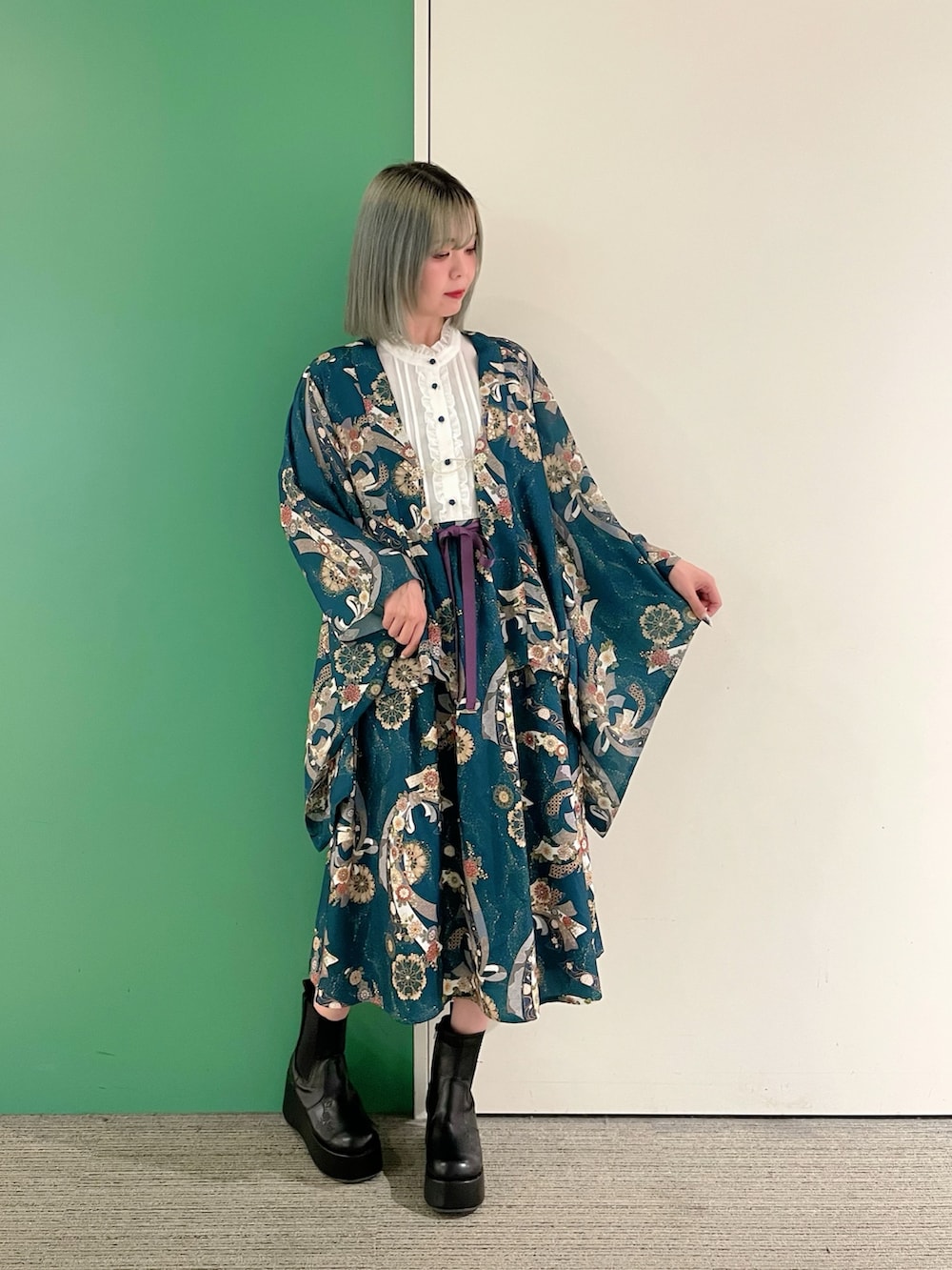 「axes femme、大人ファッション、オトナ女子、キレイめコーデ、和柄、和洋折衷、和風、和洋ミックス、和モダン、30代コーデ、30代ファッション、30代ママ」｜「axes femmeの燦爛柄羽織（カーディガン/ボレロ、ブルー系）」を使った、sach1さん（骨格ナチュラル・レディース・166cm）の春コーディネートの3枚目の写真
