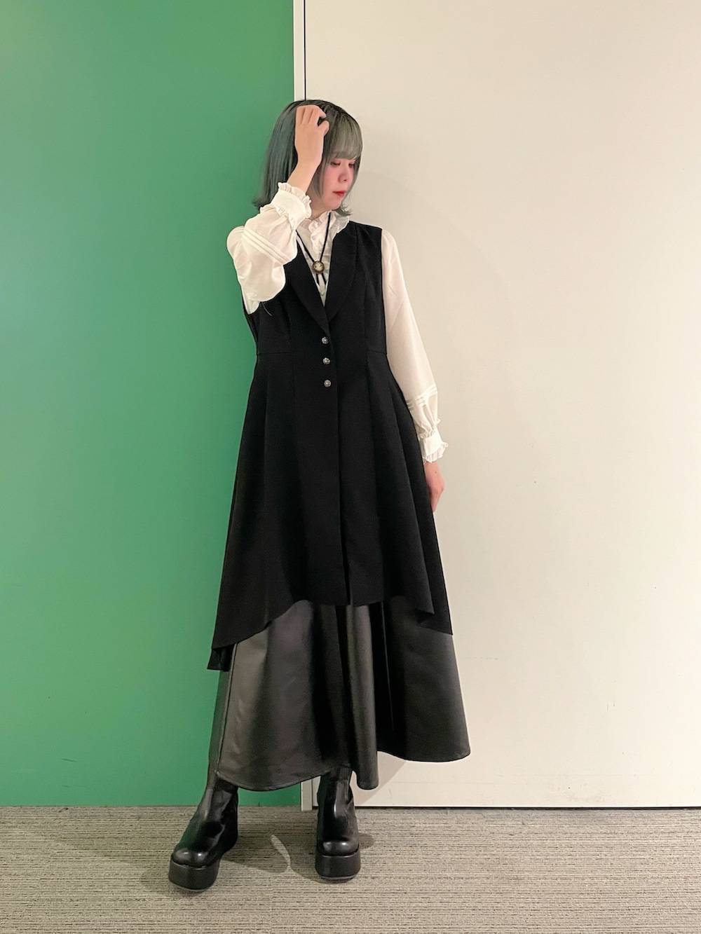 「axes femme、ブラウスコーデ、ジレ、ジレスタイル、ジレコーデ、30代コーデ、30代ファッション、30代ママ、ブラウス、ブラウス×スカート」｜「axes femmeのカメオループタイ付フリルブラウス（シャツ/ブラウス、ホワイト系）」を使った、sach1さん（骨格ナチュラル・レディース・166cm）の春コーディネートの2枚目の写真