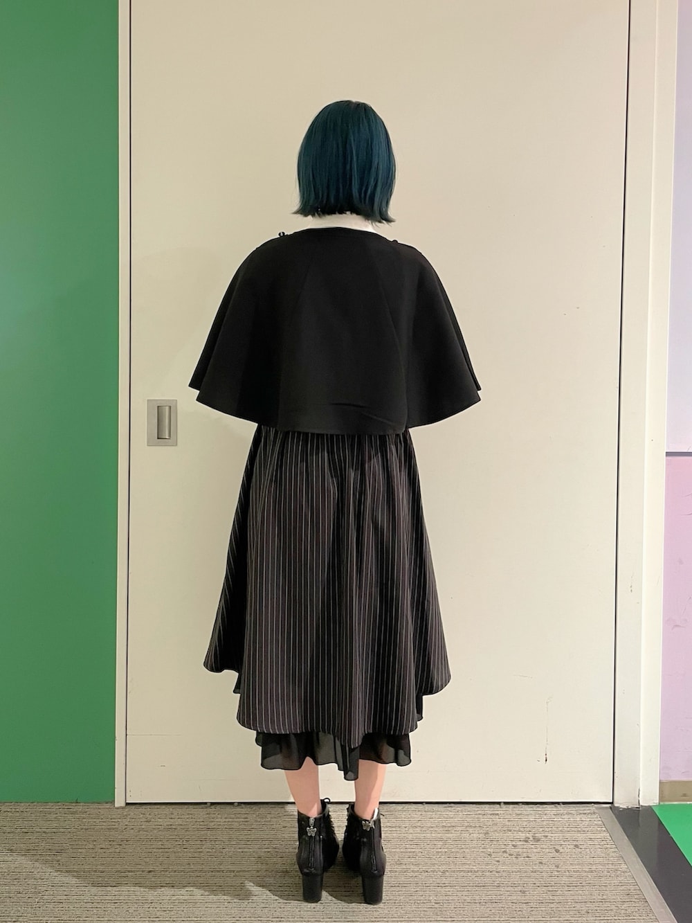「モノトーン、axes femme、リボン、セットアップ、セットアップスタイル、セットアップコーデ、30代コーデ、30代ファッション、30代ママ、ケープ」｜「axes femmeのチェーン付ダブルバラ釦ケープ（ベスト、ブラック系）」を使った、sach1さん（レディース・166cm）の春コーディネートの6枚目の写真