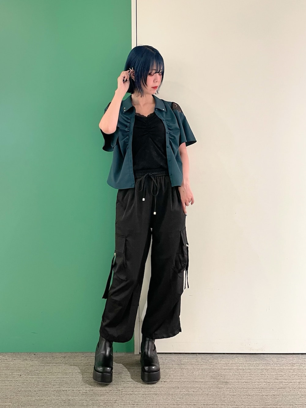 「axes femme、春服コーデ、おでかけコーデ、大人女子、シャツコーデ、30代コーデ、30代ファッション、30代ママ」｜「axes femmeのギャザー×フレアスリーブブラウス（シャツ/ブラウス、グリーン系）」を使った、sach1さん（骨格ナチュラル・レディース・166cm）の春コーディネートの2枚目の写真