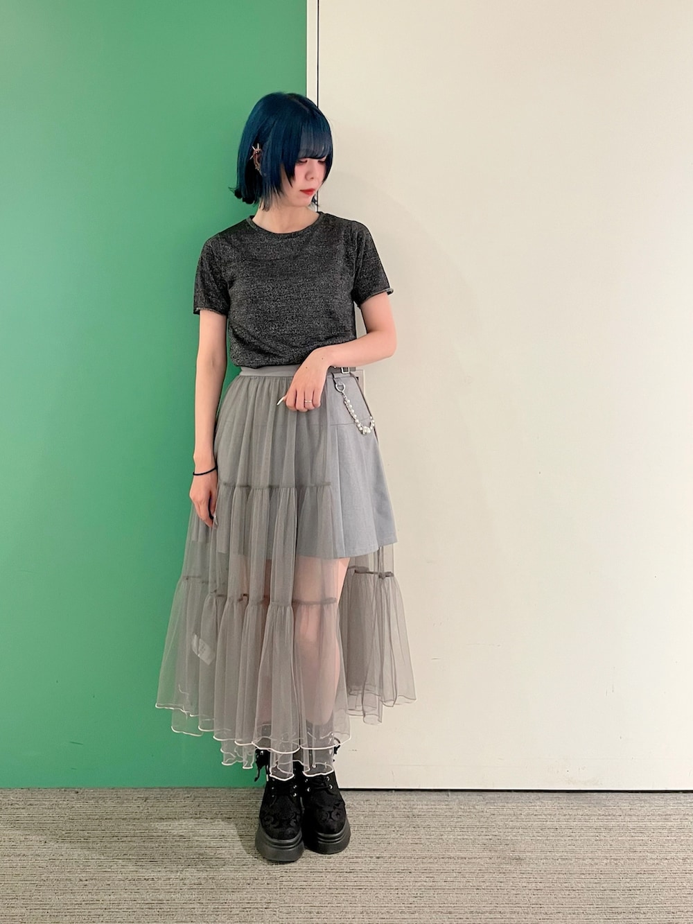 「大人カジュアル、ショートパンツ、レイヤードスタイル、axes femme、キレイめカジュアル、オトナカワイイ、Tシャツコーデ、30代コーデ、30代ファッション、30代ママ、チュールスカート」｜「axes femmeのグリッターＴシャツ（Tシャツ/カットソー、ブラック系）」を使った、sach1さん（骨格ナチュラル・レディース・166cm）の春コーディネートの3枚目の写真