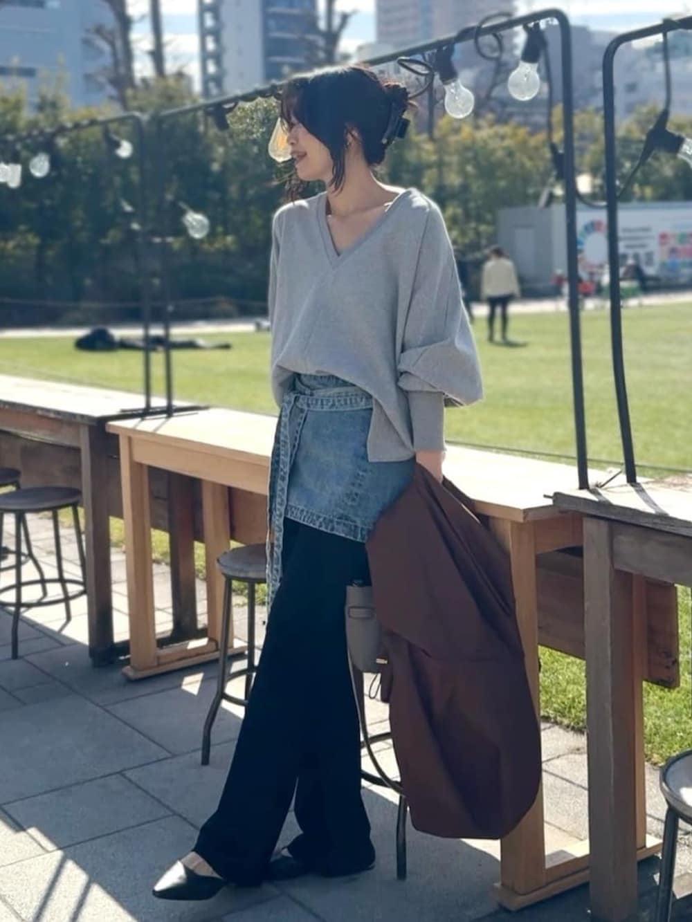 グレー系のスウェット、ブルー系のデニムスカート、ブラック系のその他パンツを着用したレディースの冬コーディネートの2枚目の写真