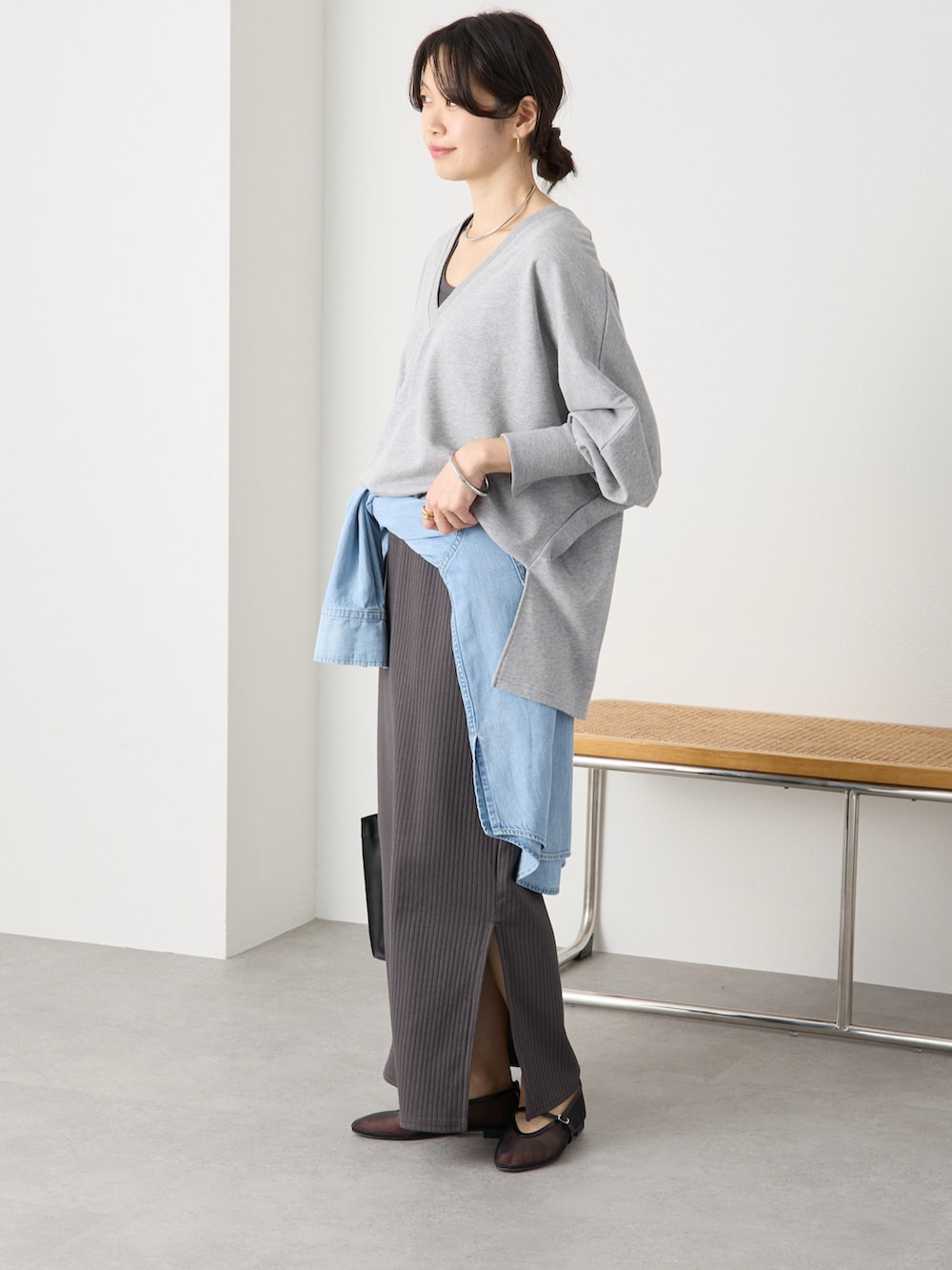 グレー系のスウェット、ブルー系のシャツ/ブラウス、グレー系のワンピースを着用したレディースの冬コーディネートの3枚目の写真