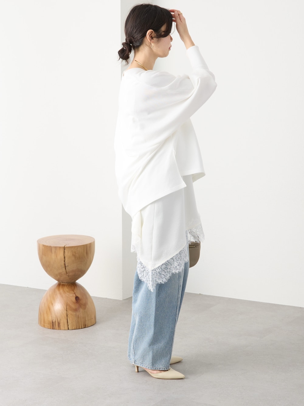 ホワイト系のスウェット、ブルー系のデニムパンツ、ホワイト系のその他シューズを着用したレディースの冬コーディネートの3枚目の写真