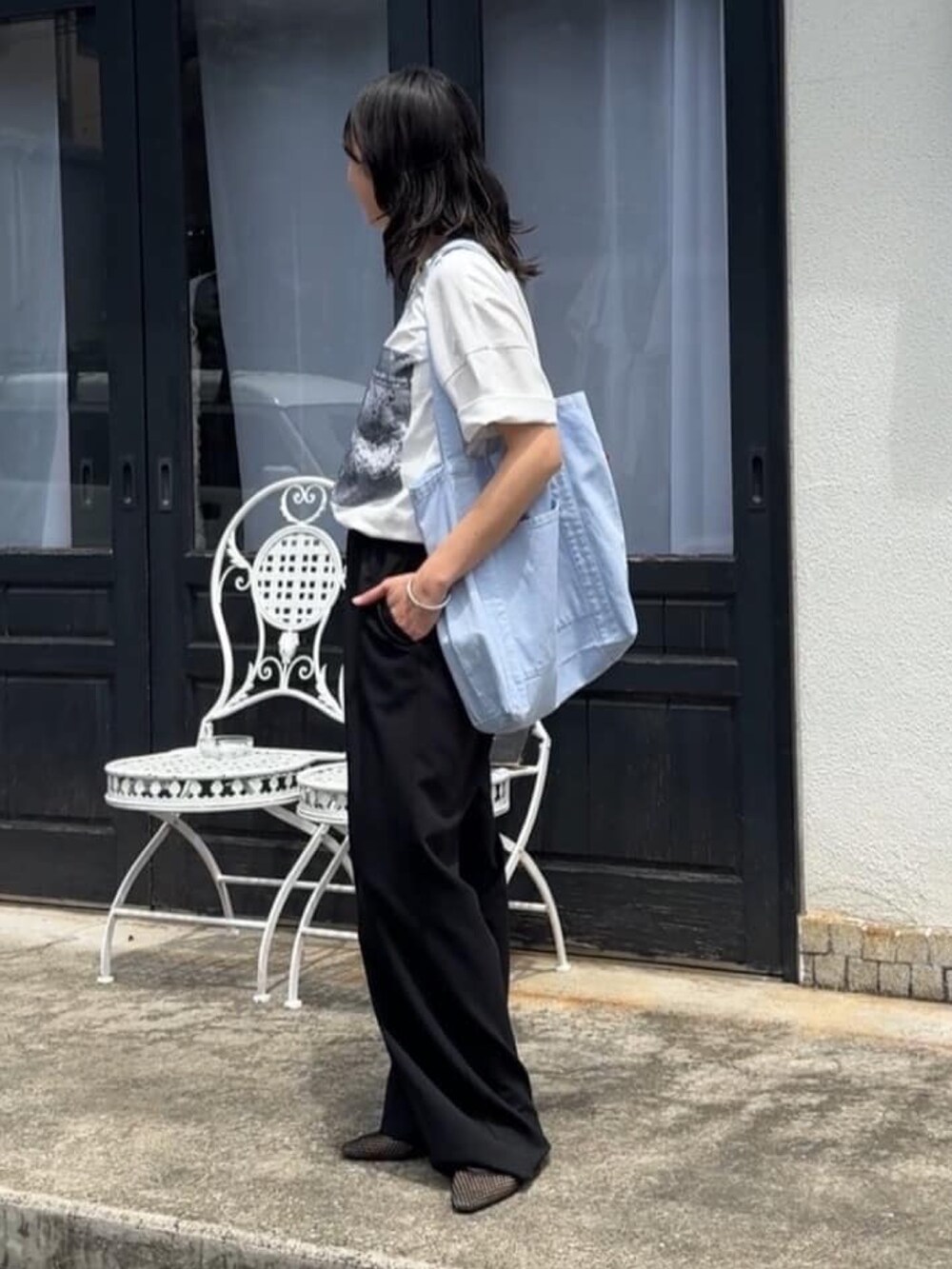 「Tシャツ、Tシャツコーデ、Ｔシャツ、Tシャツ/カットソー、Tシャツスタイル、大人カジュアル、大人コーデ、アラサー、アラサーコーデ、フォトT」｜「RIVE DROITEの【MONN.:.(モン)】color TOTE BAG（ハンドバッグ、ブルー系）」を使った、rd_usui558さん（骨格ナチュラル・レディース・163cm）の春コーディネートの3枚目の写真