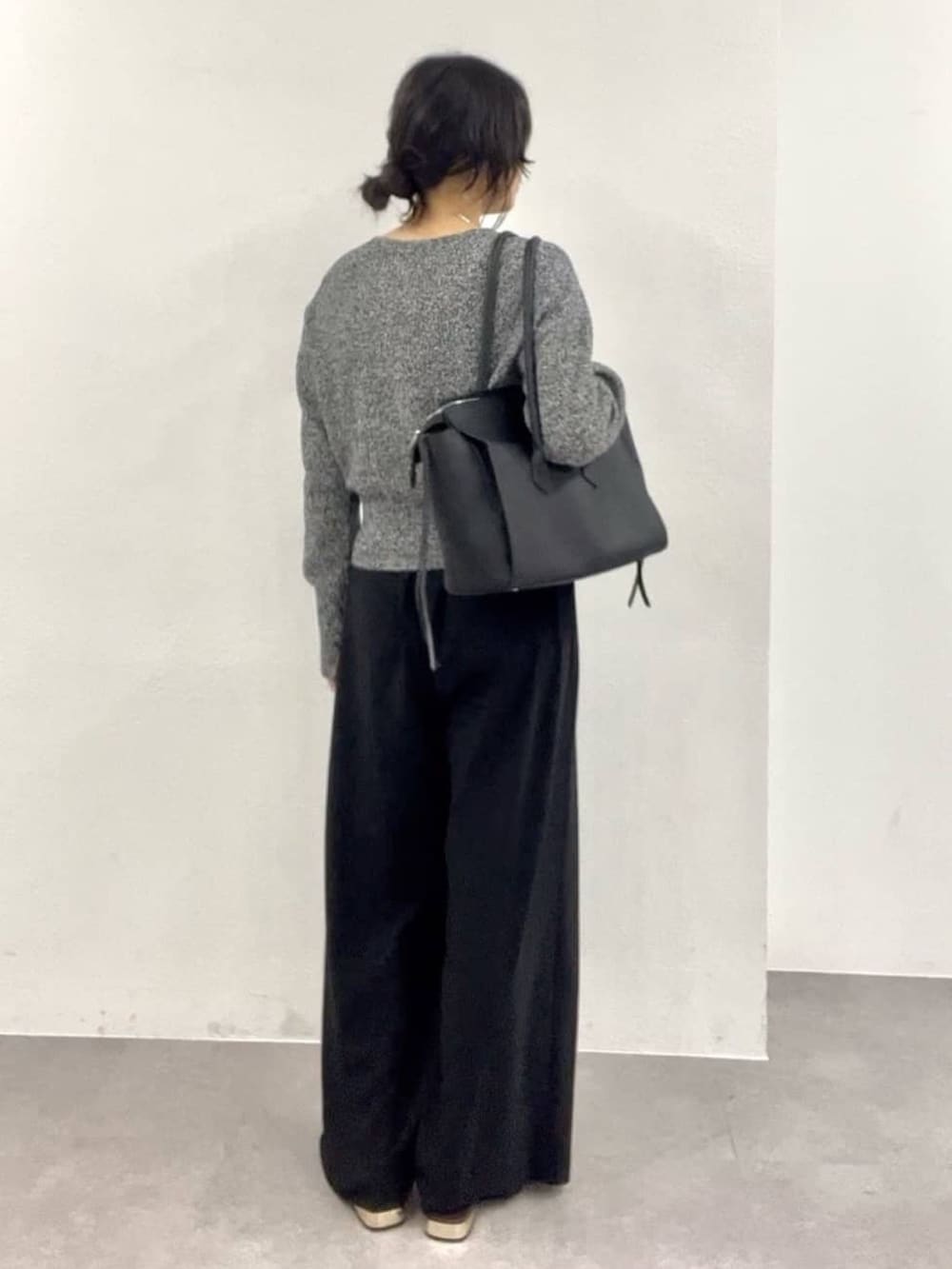 ブラック系のカーディガン/ボレロ、ブラック系のスラックス、ブラウン系のその他シューズを着用したレディースの冬コーディネートの3枚目の写真