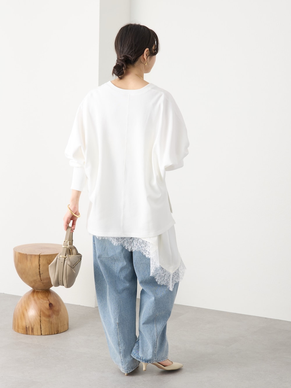 ホワイト系のスウェット、ブルー系のデニムパンツ、ホワイト系のその他シューズを着用したレディースの冬コーディネートの4枚目の写真