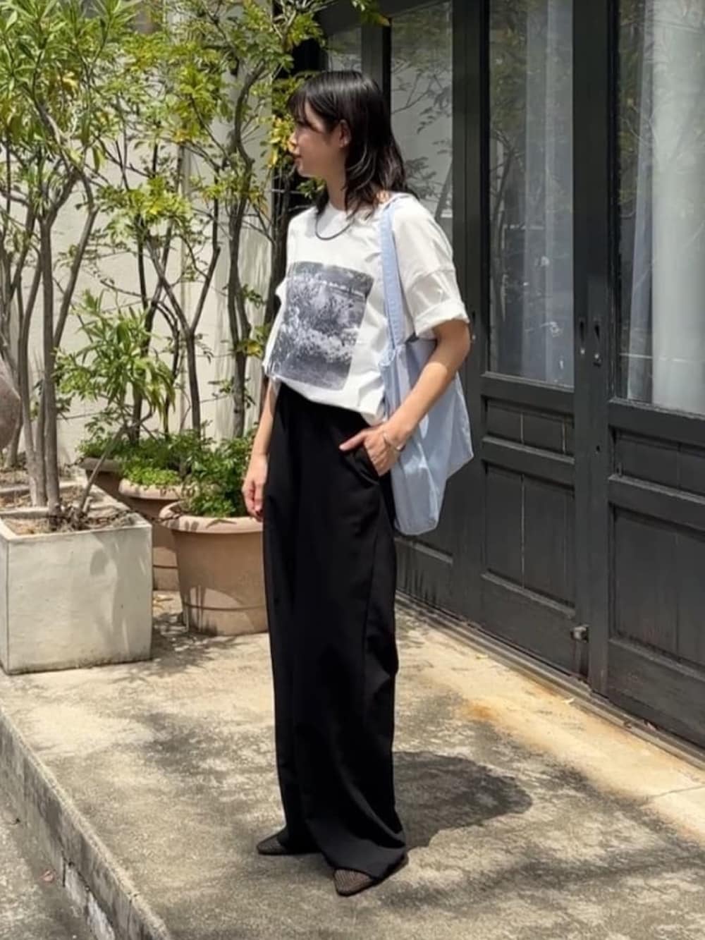 「Tシャツ、Tシャツコーデ、Ｔシャツ、Tシャツ/カットソー、Tシャツスタイル、大人カジュアル、大人コーデ、アラサー、アラサーコーデ、フォトT」｜「RIVE DROITEの【MONN.:.(モン)】color TOTE BAG（ハンドバッグ、ブルー系）」を使った、rd_usui558さん（骨格ナチュラル・レディース・163cm）の春コーディネートの2枚目の写真