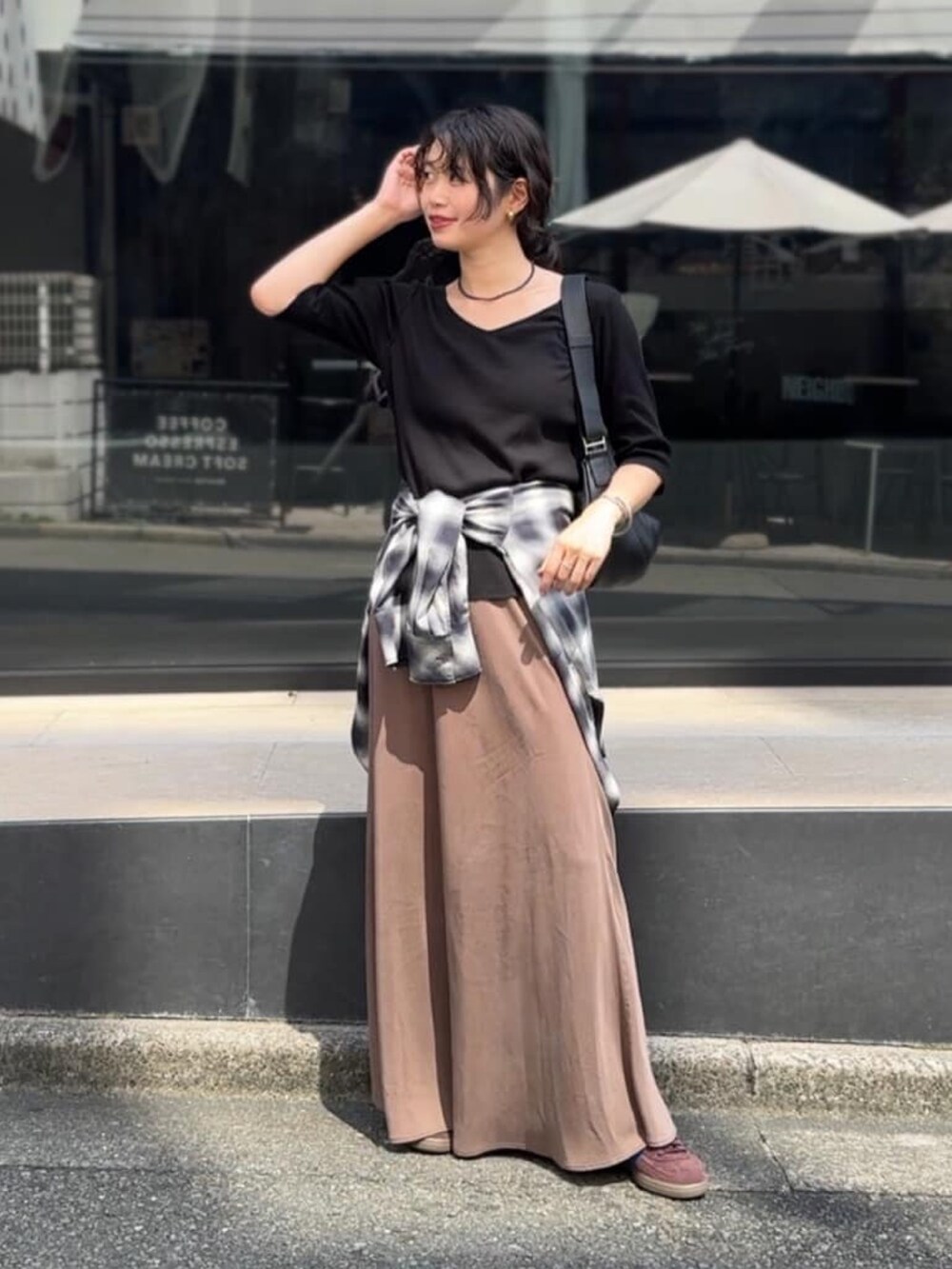 ブラウン系のスカート、ブルー系のシャツ/ブラウス、ブラック系のTシャツ/カットソーを着用したレディースの夏コーディネートの2枚目の写真