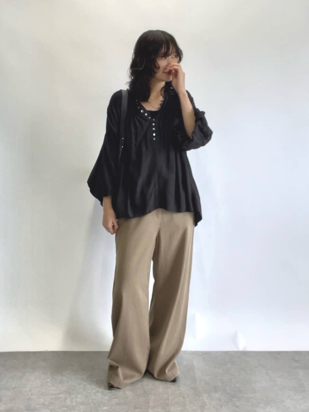 ブラウン系のその他パンツ、ブラック系のシャツ/ブラウス、ブラック系のボディバッグ/ウエストポーチを着用したレディースの夏コーディネートの4枚目の写真