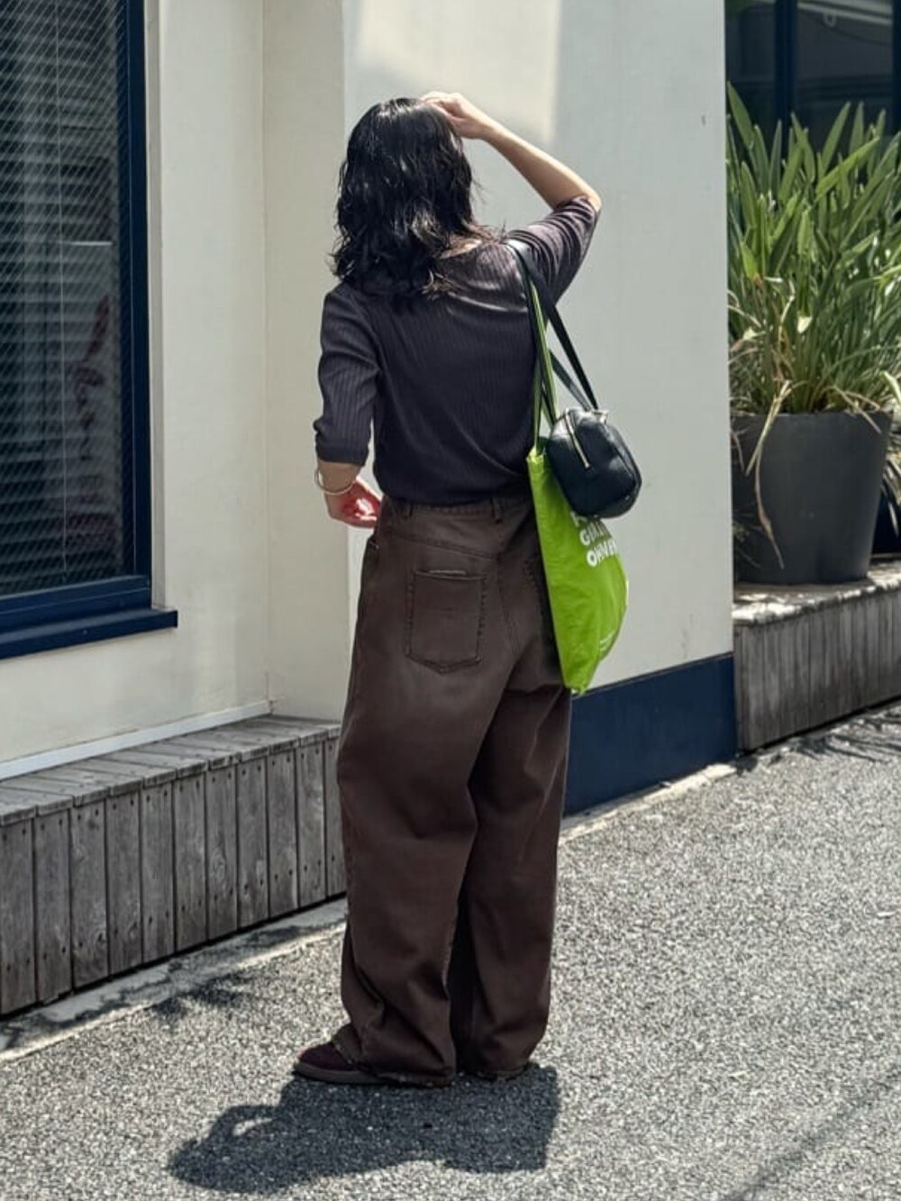 ブラウン系のその他パンツ、ブラック系のショルダーバッグ、グレー系のTシャツ/カットソーを着用したレディースの夏コーディネートの4枚目の写真