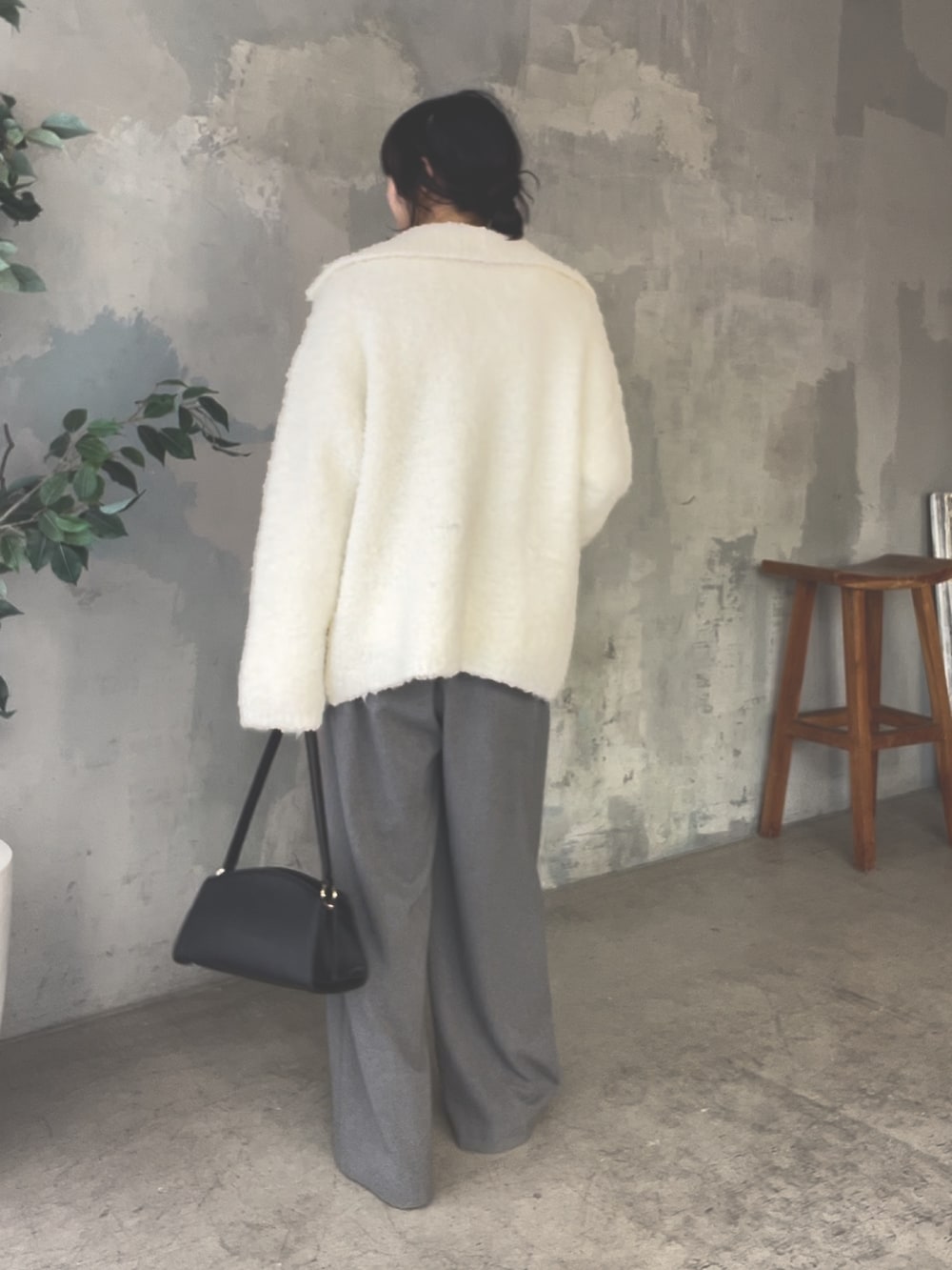 ホワイト系のその他アウター、ホワイト系のTシャツ/カットソー、グレー系のスラックスを着用したレディースの冬コーディネートの3枚目の写真