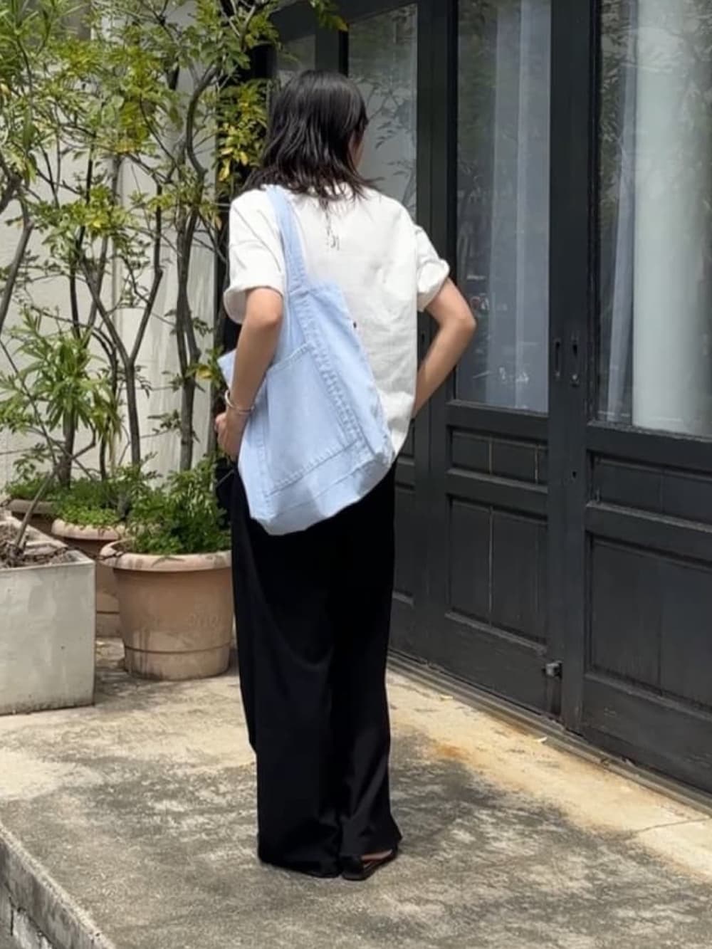 「Tシャツ、Tシャツコーデ、Ｔシャツ、Tシャツ/カットソー、Tシャツスタイル、大人カジュアル、大人コーデ、アラサー、アラサーコーデ、フォトT」｜「RIVE DROITEの【MONN.:.(モン)】color TOTE BAG（ハンドバッグ、ブルー系）」を使った、rd_usui558さん（骨格ナチュラル・レディース・163cm）の春コーディネートの4枚目の写真