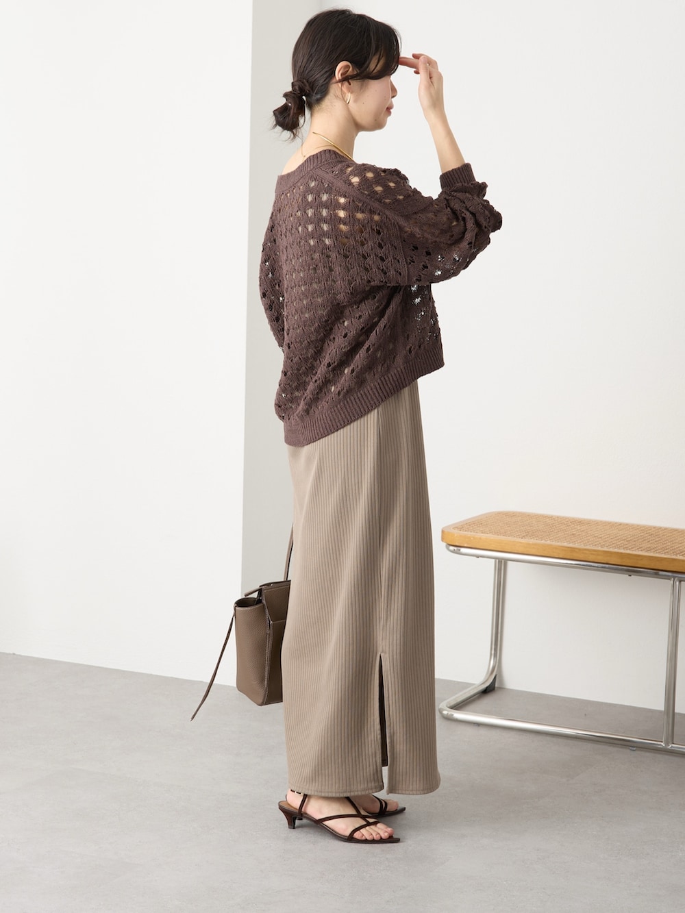 ブラウン系のカーディガン/ボレロ、ブラウン系のワンピース、ブラウン系のトートバッグを着用したレディースの春コーディネートの3枚目の写真