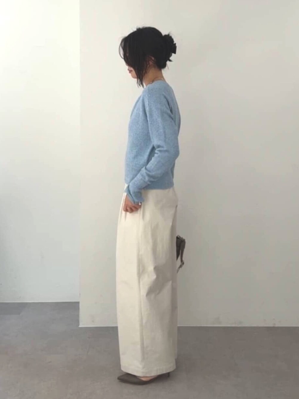 ブルー系のカーディガン/ボレロ、ホワイト系のチノパンツ、グレー系のトートバッグを着用したレディースの春コーディネートの2枚目の写真