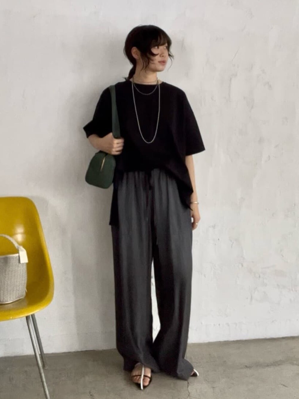 ブラック系のその他パンツ、ブラック系のTシャツ/カットソー、ブラック系のサンダルを着用したレディースの夏コーディネートの2枚目の写真