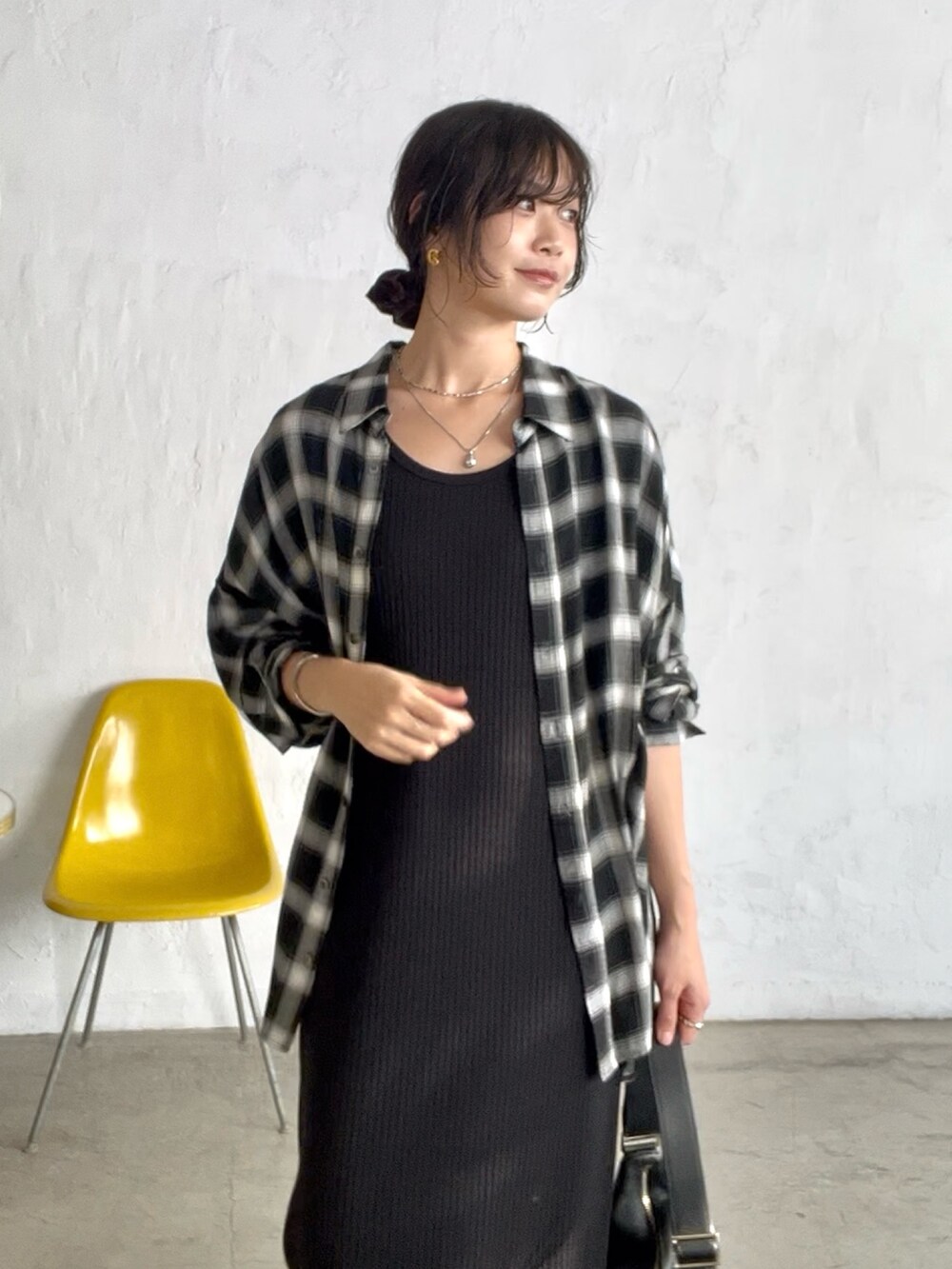 ブラック系のワンピース、ブラック系のブーツ、ブラック系のシャツ/ブラウスを着用したレディースの秋コーディネートの4枚目の写真