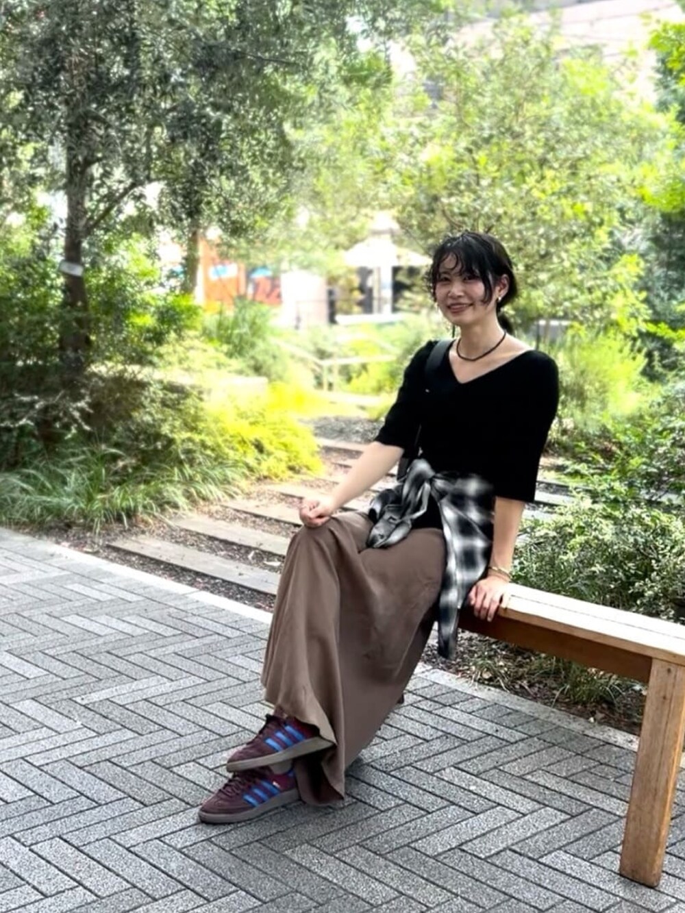 ブラウン系のスカート、ブルー系のシャツ/ブラウス、ブラック系のTシャツ/カットソーを着用したレディースの夏コーディネートの5枚目の写真