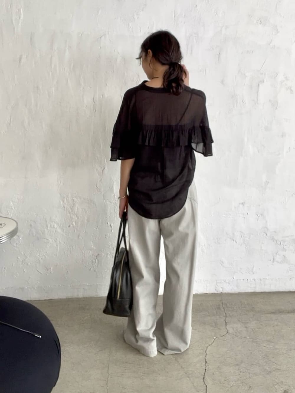 グレー系のその他パンツ、ブラック系のローファー、ブラック系のボストンバッグを着用したレディースの夏コーディネートの3枚目の写真