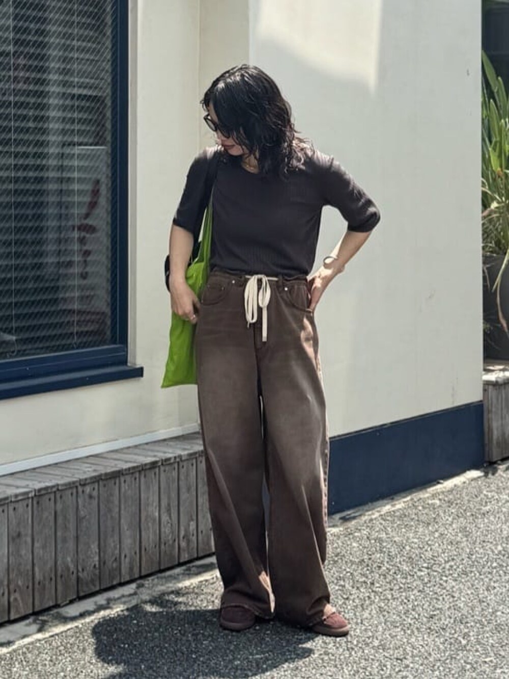 ブラウン系のその他パンツ、ブラック系のショルダーバッグ、グレー系のTシャツ/カットソーを着用したレディースの夏コーディネートの2枚目の写真