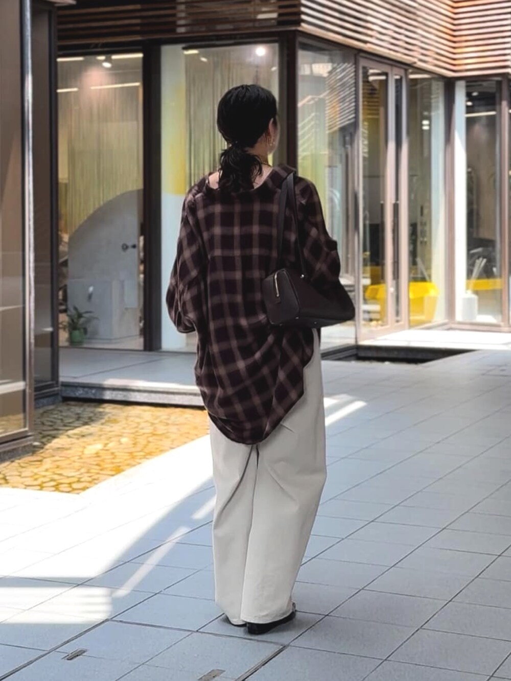 ベージュ系のシャツ/ブラウス、ブラック系のその他シューズ、ホワイト系のデニムパンツを着用したレディースの夏コーディネートの4枚目の写真