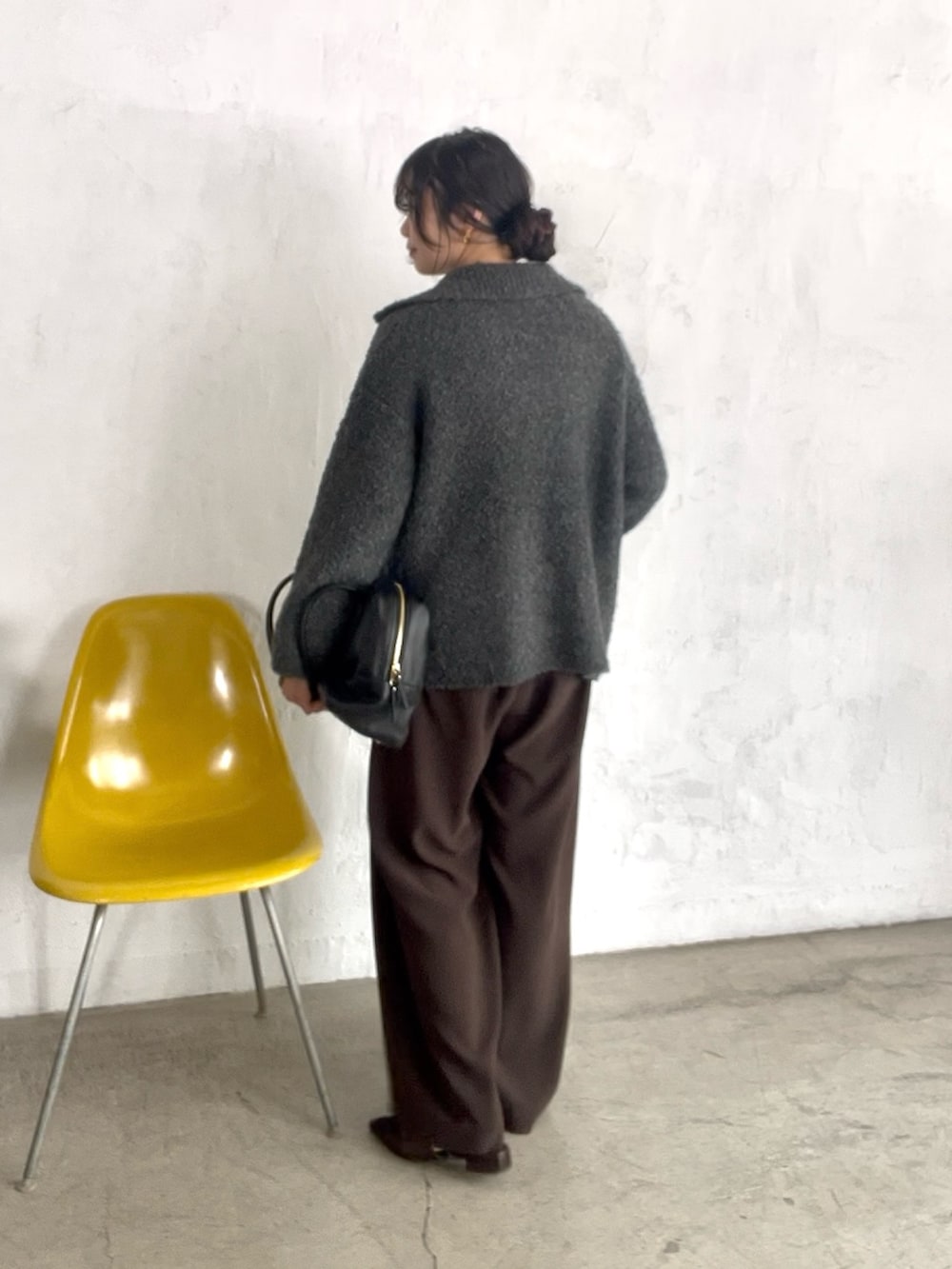 ブラウン系のスラックス、グレー系のその他アウター、ブラック系のボストンバッグを着用したレディースの秋コーディネートの4枚目の写真