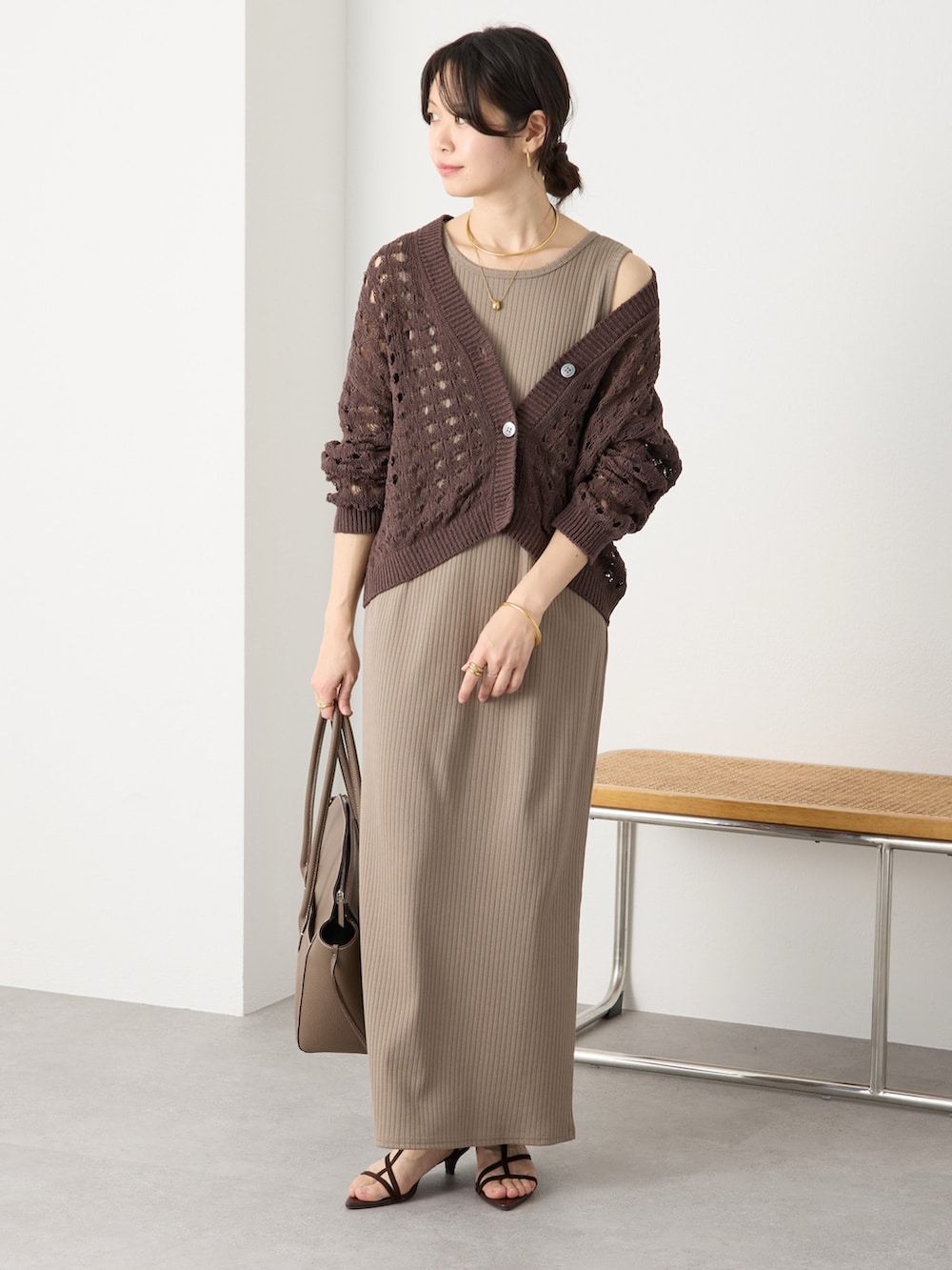 ブラウン系のカーディガン/ボレロ、ブラウン系のワンピース、ブラウン系のトートバッグを着用したレディースの春コーディネートの2枚目の写真
