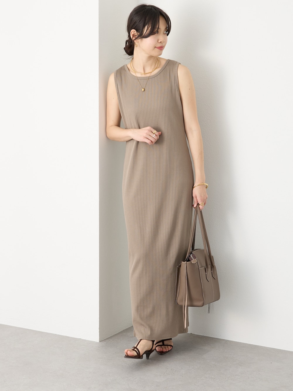 ブラウン系のカーディガン/ボレロ、ブラウン系のワンピース、ブラウン系のトートバッグを着用したレディースの春コーディネートの5枚目の写真