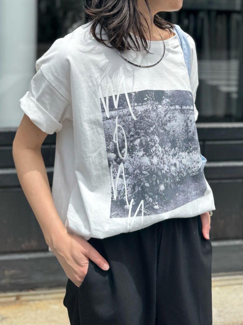 「Tシャツ、Tシャツコーデ、Ｔシャツ、Tシャツ/カットソー、Tシャツスタイル、大人カジュアル、大人コーデ、アラサー、アラサーコーデ、フォトT」｜「RIVE DROITEの【MONN.:.(モン)】color TOTE BAG（ハンドバッグ、ブルー系）」を使った、rd_usui558さん（骨格ナチュラル・レディース・163cm）の春コーディネートの5枚目の写真