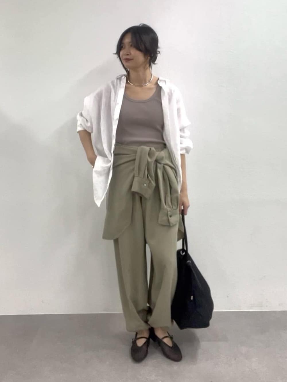 グリーン系のシャツ/ブラウス、グリーン系のその他パンツ、ブラック系のその他シューズを着用したレディースの冬コーディネートの2枚目の写真