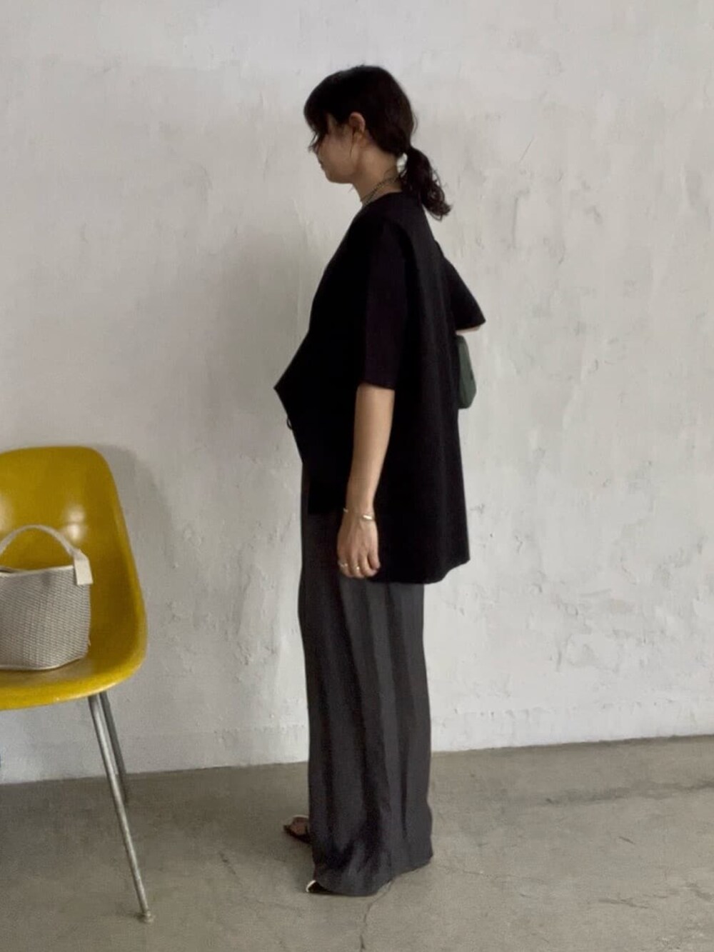 ブラック系のその他パンツ、ブラック系のTシャツ/カットソー、ブラック系のサンダルを着用したレディースの夏コーディネートの3枚目の写真