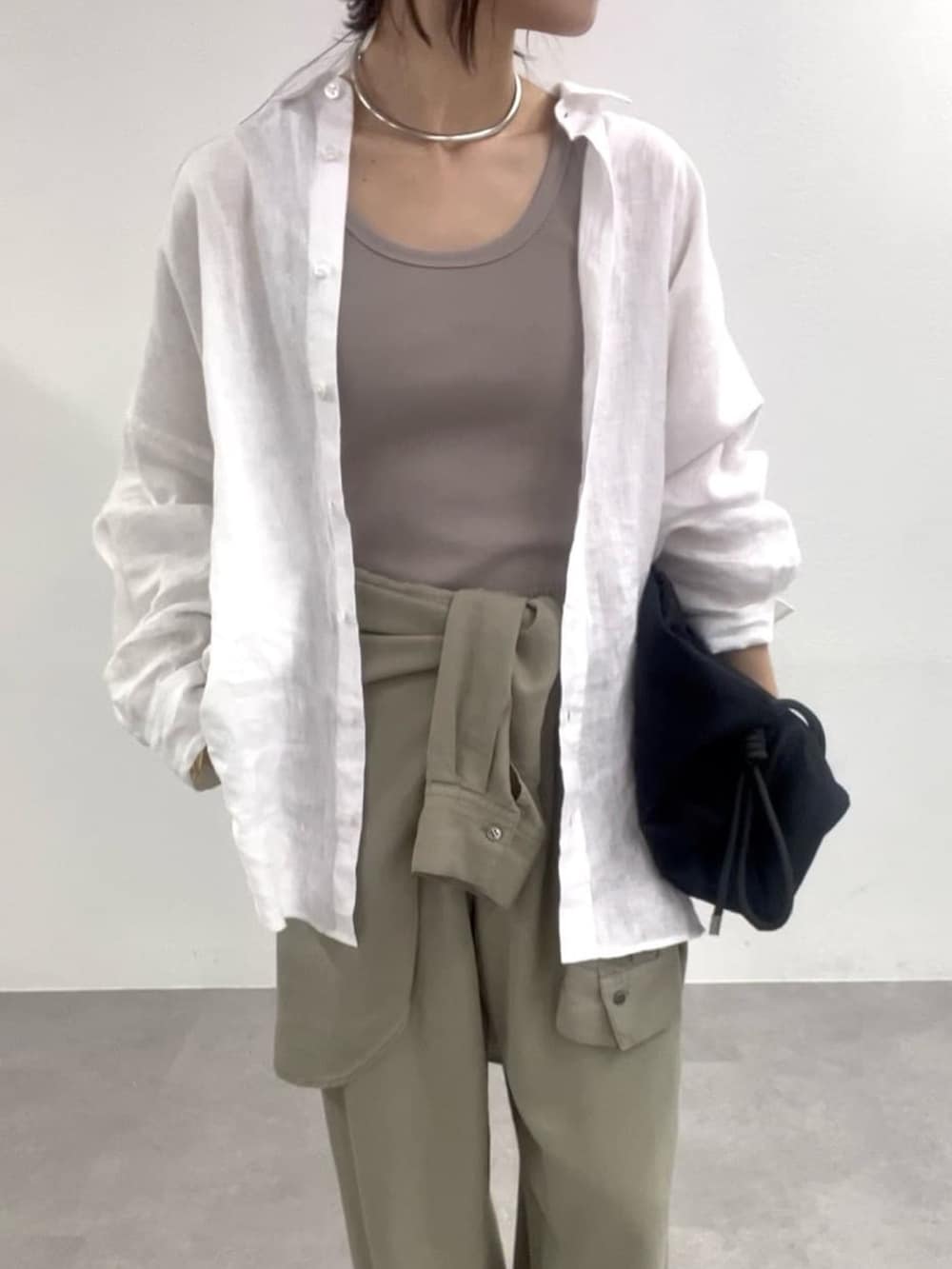 グリーン系のシャツ/ブラウス、グリーン系のその他パンツ、ブラック系のその他シューズを着用したレディースの冬コーディネートの4枚目の写真