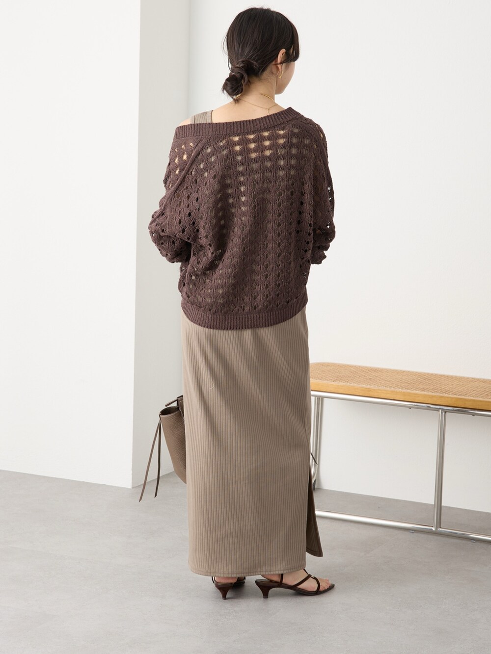 ブラウン系のカーディガン/ボレロ、ブラウン系のワンピース、ブラウン系のトートバッグを着用したレディースの春コーディネートの4枚目の写真