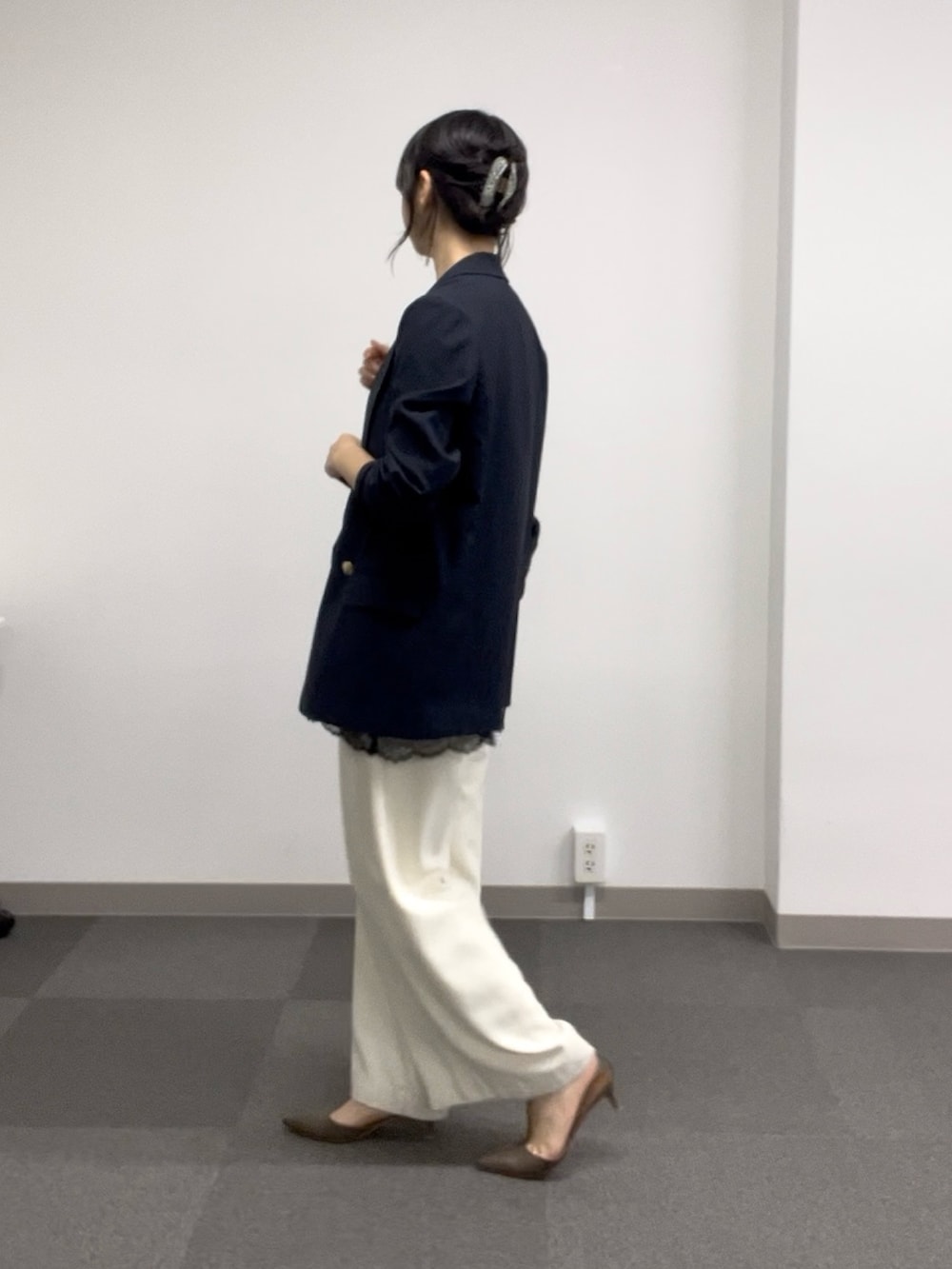 ブラック系のキャミソール、ホワイト系のスラックス、グレー系のその他シューズを着用したレディースの春コーディネートの2枚目の写真